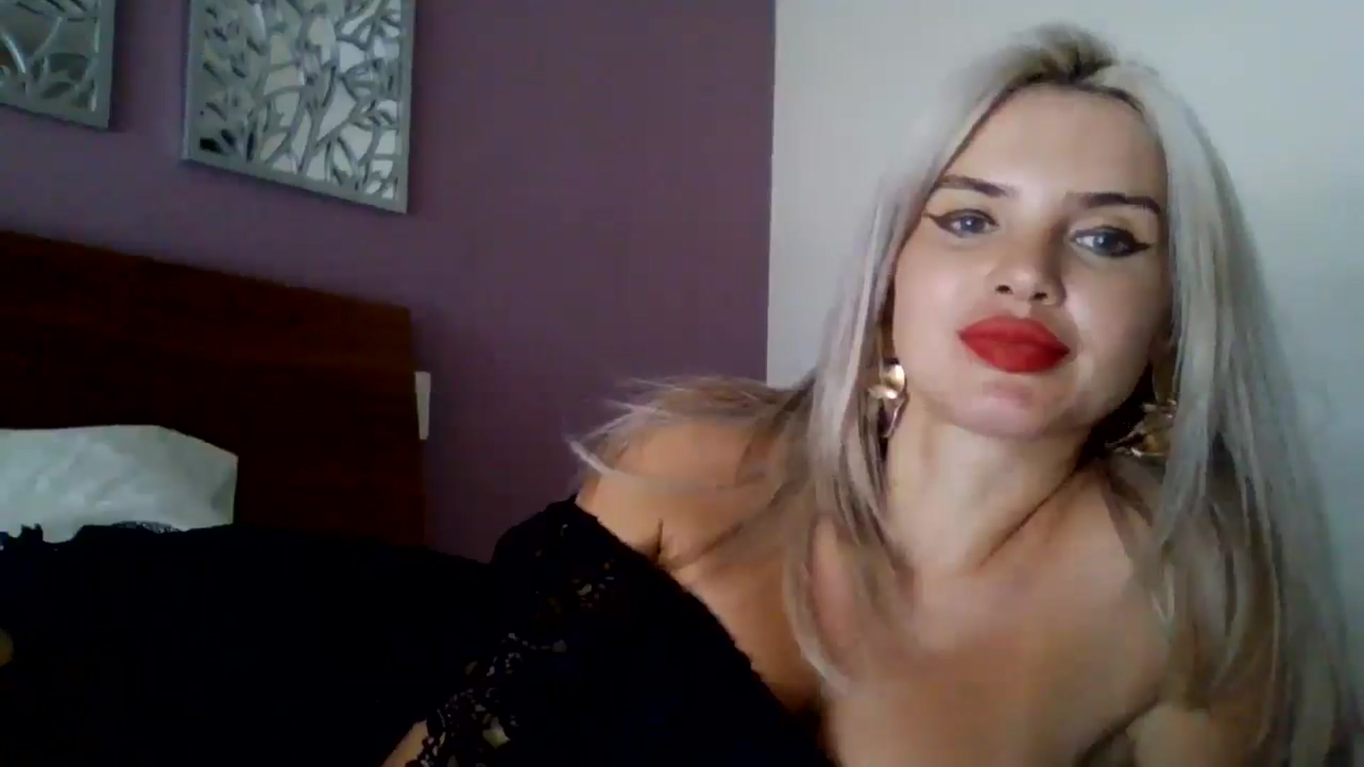 Gallery image thumbnail from Klarita_'s myfreecams stream on, 09/19/2025, 20:04 image 8 of 20