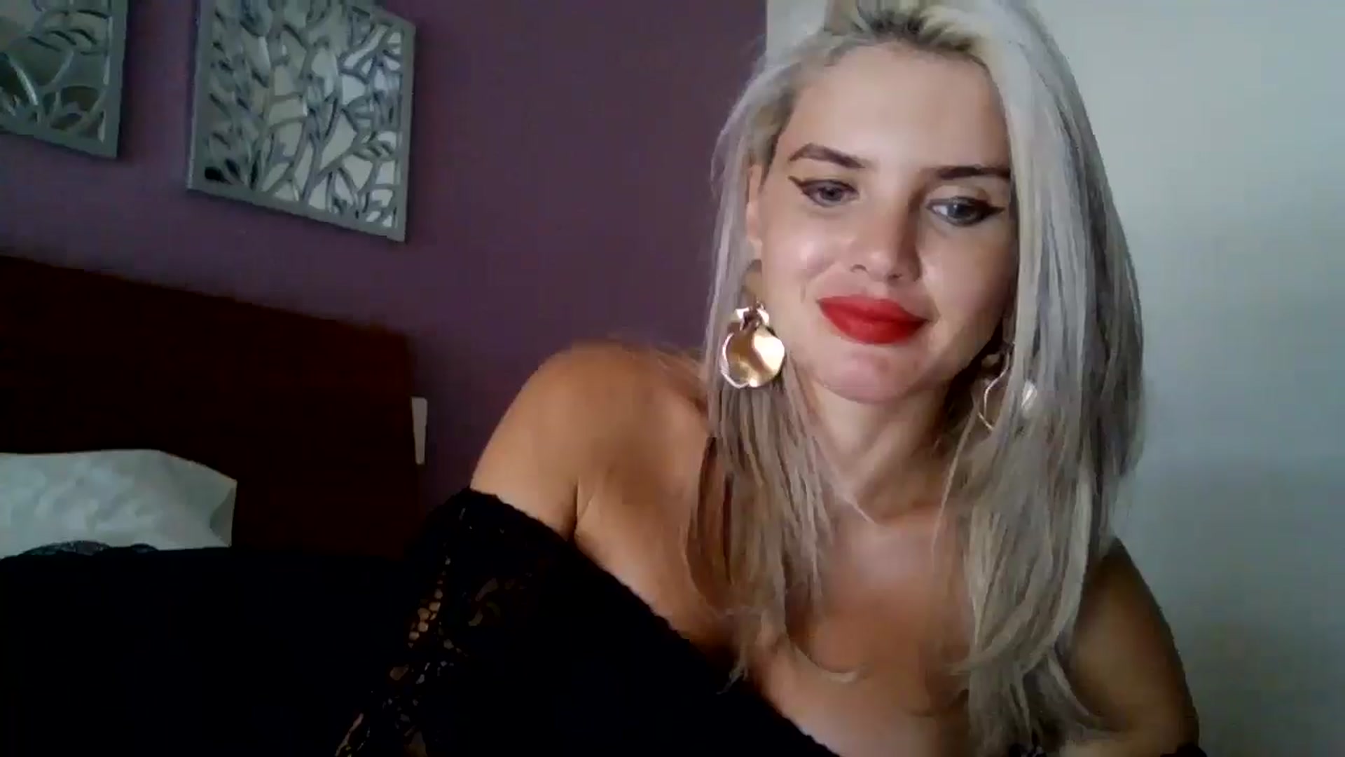 Gallery image thumbnail from Klarita_'s myfreecams stream on, 09/19/2025, 20:04 image 3 of 20