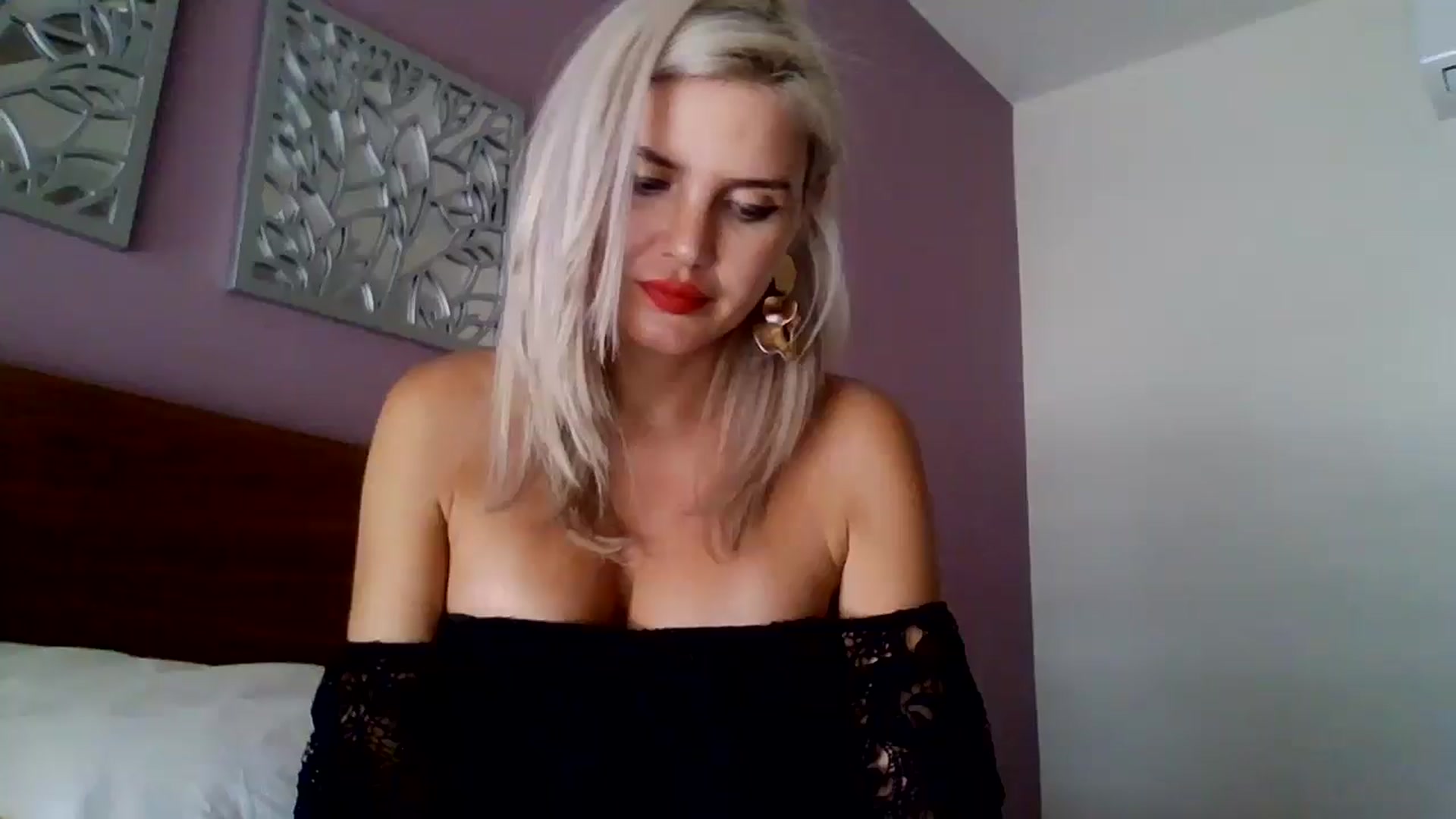 Gallery image thumbnail from Klarita_'s myfreecams stream on, 09/19/2025, 20:37 image 15 of 20