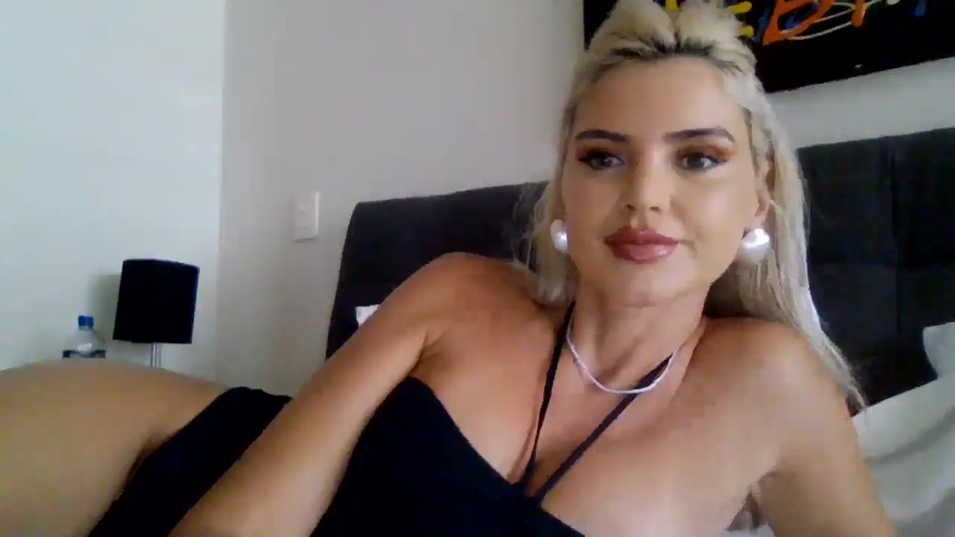 Gallery image thumbnail from Klarita_'s myfreecams stream on, 09/22/2025, 19:39 image 20 of 20