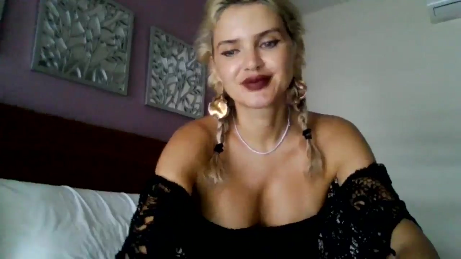 Gallery image thumbnail from Klarita_'s myfreecams stream on, 09/29/2025, 21:12 image 6 of 20