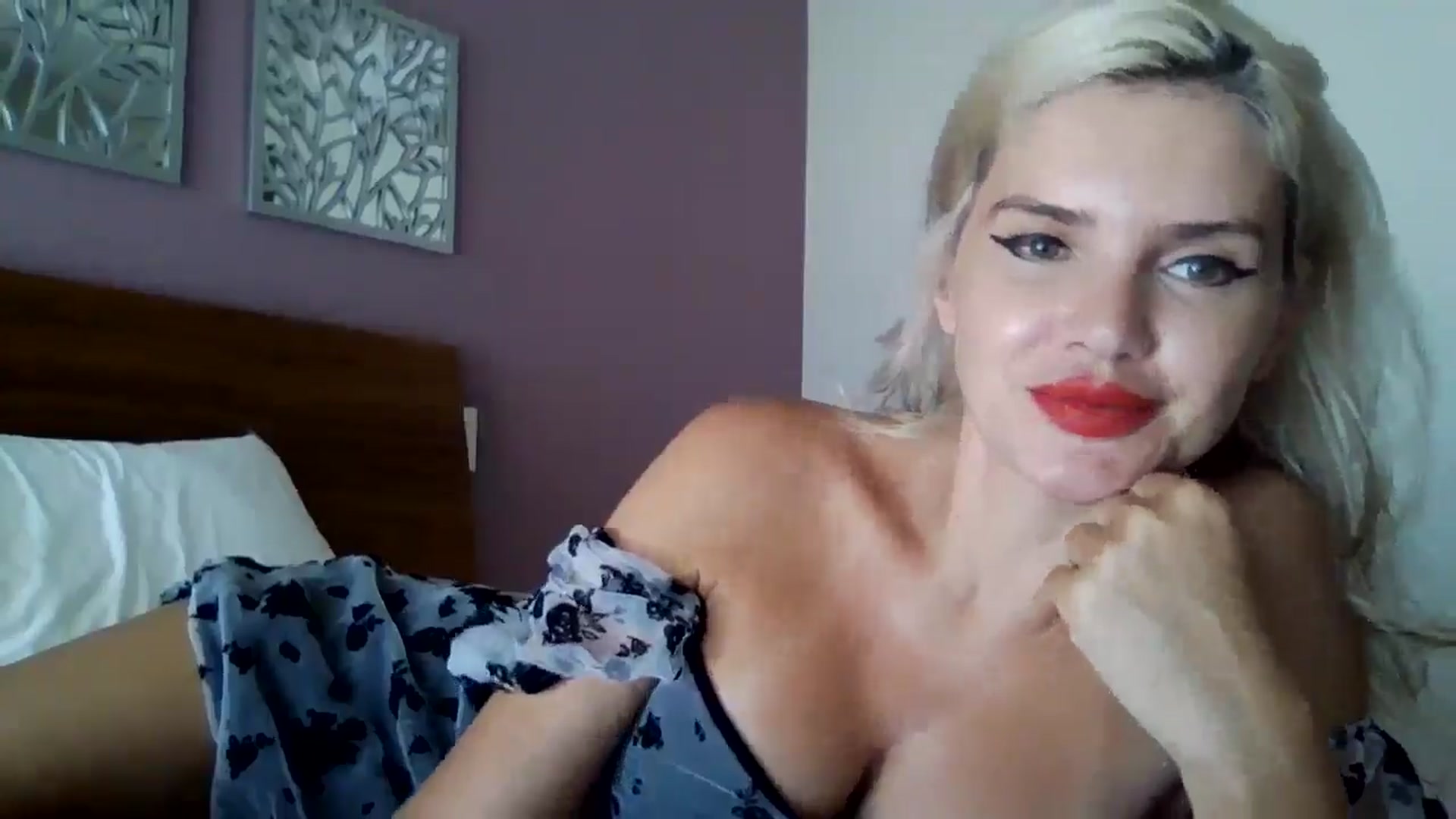 Gallery image thumbnail from Klarita_'s myfreecams stream on, 10/02/2025, 22:38 image 17 of 20