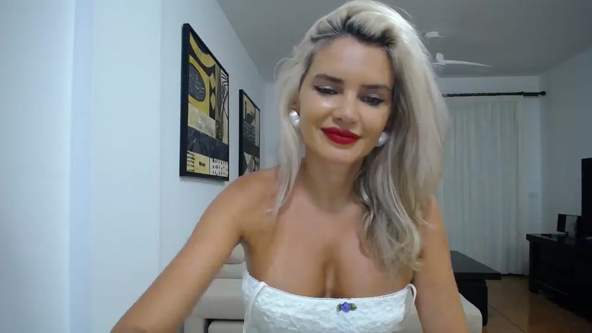Gallery image thumbnail from Klarita_'s myfreecams stream on, 10/07/2025, 22:28 image 14 of 20