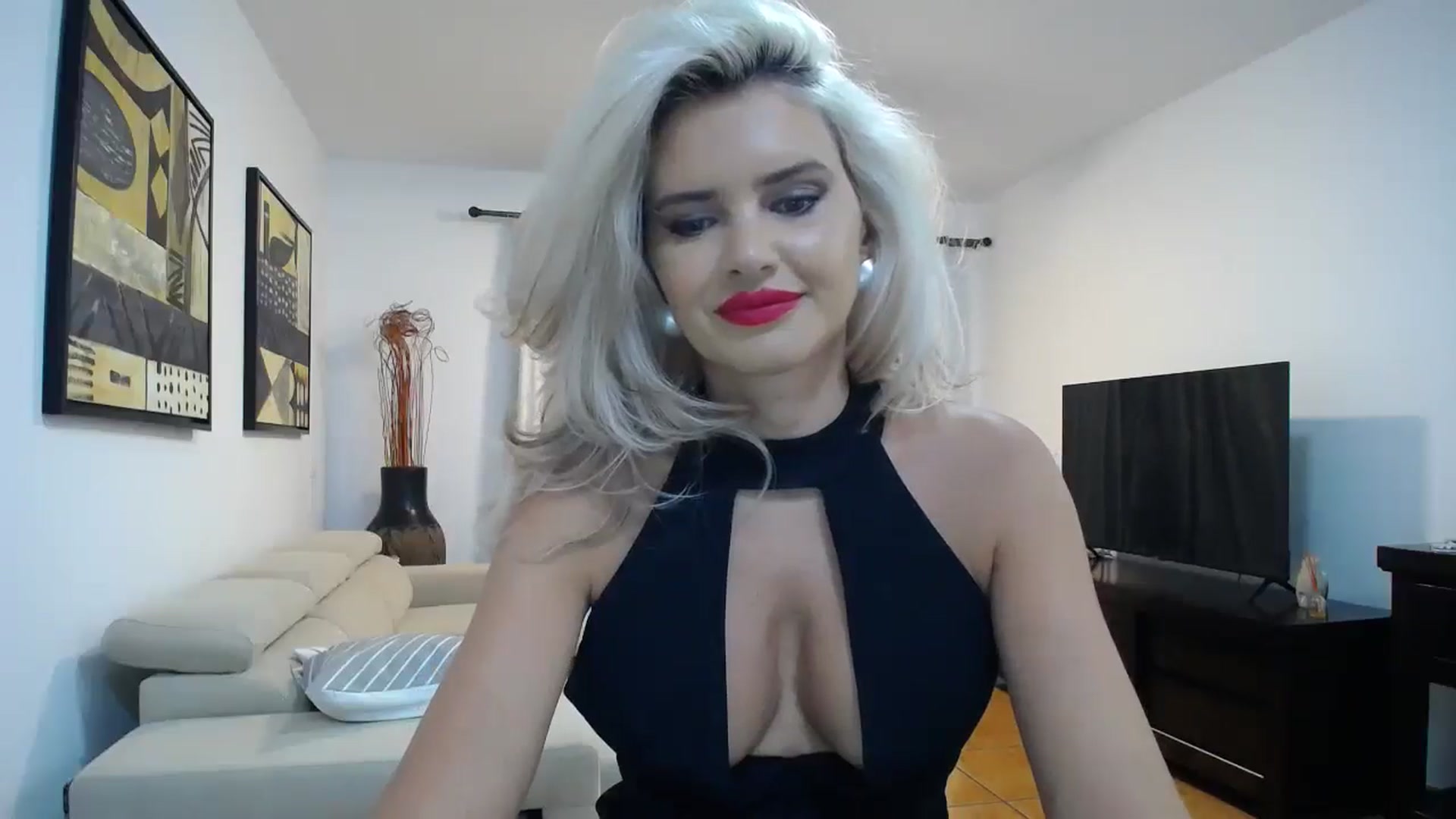Gallery image thumbnail from Klarita_'s myfreecams stream on, 10/08/2025, 21:10 image 4 of 20