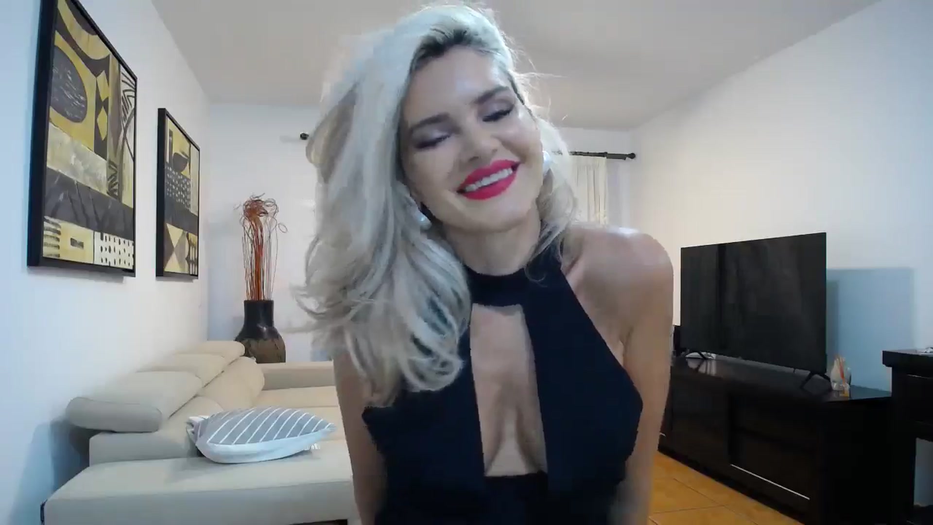 Gallery image thumbnail from Klarita_'s myfreecams stream on, 10/08/2025, 21:10 image 6 of 20