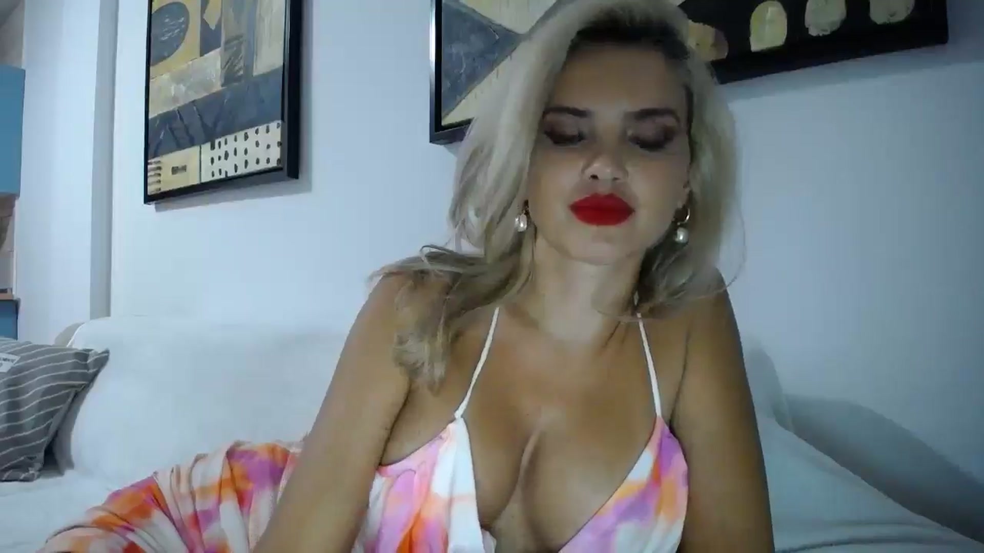 Gallery image thumbnail from Klarita_'s myfreecams stream on, 10/11/2025, 22:27 image 3 of 20