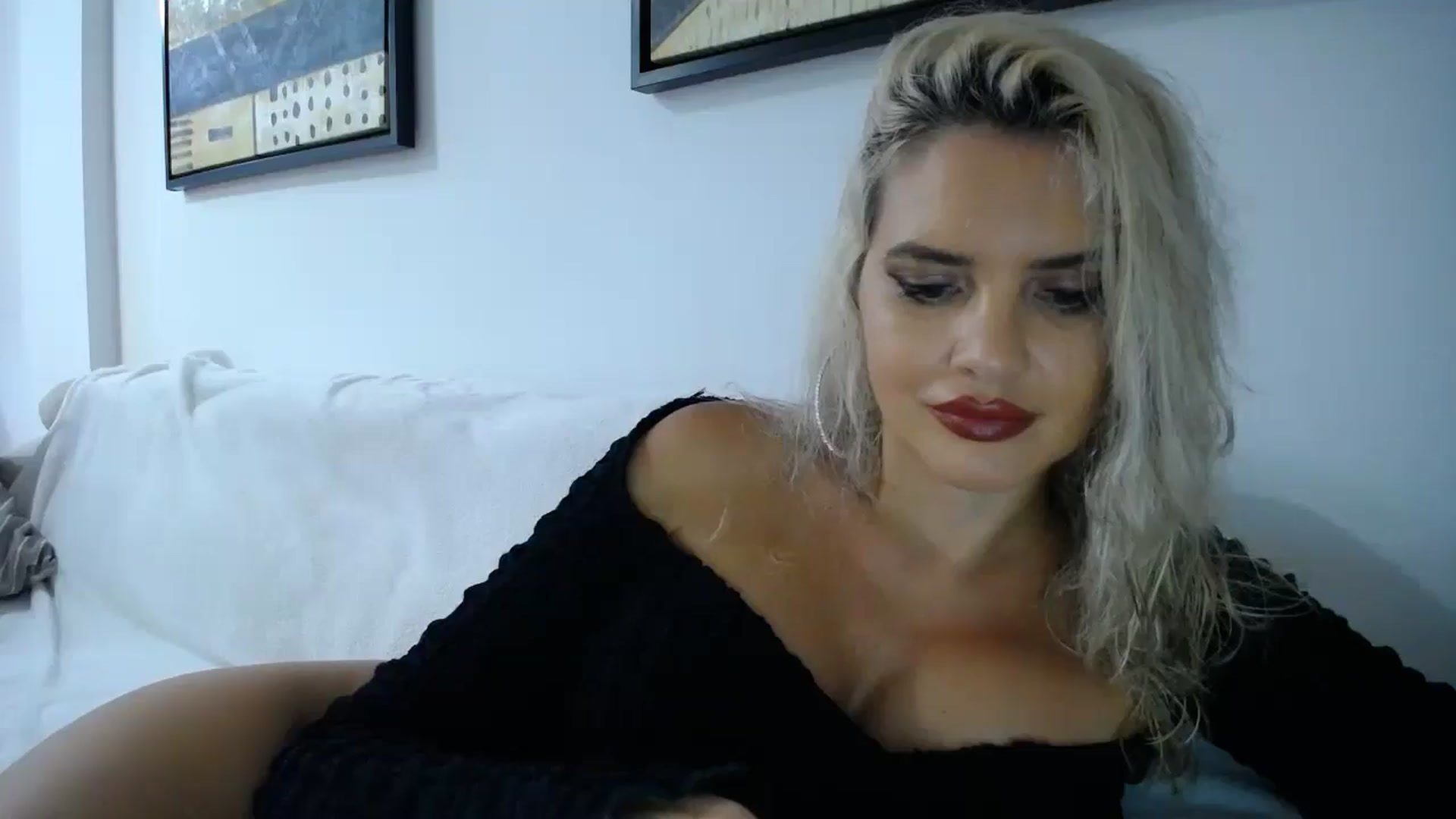 Gallery image thumbnail from Klarita_'s myfreecams stream on, 10/14/2025, 21:00 image 2 of 20