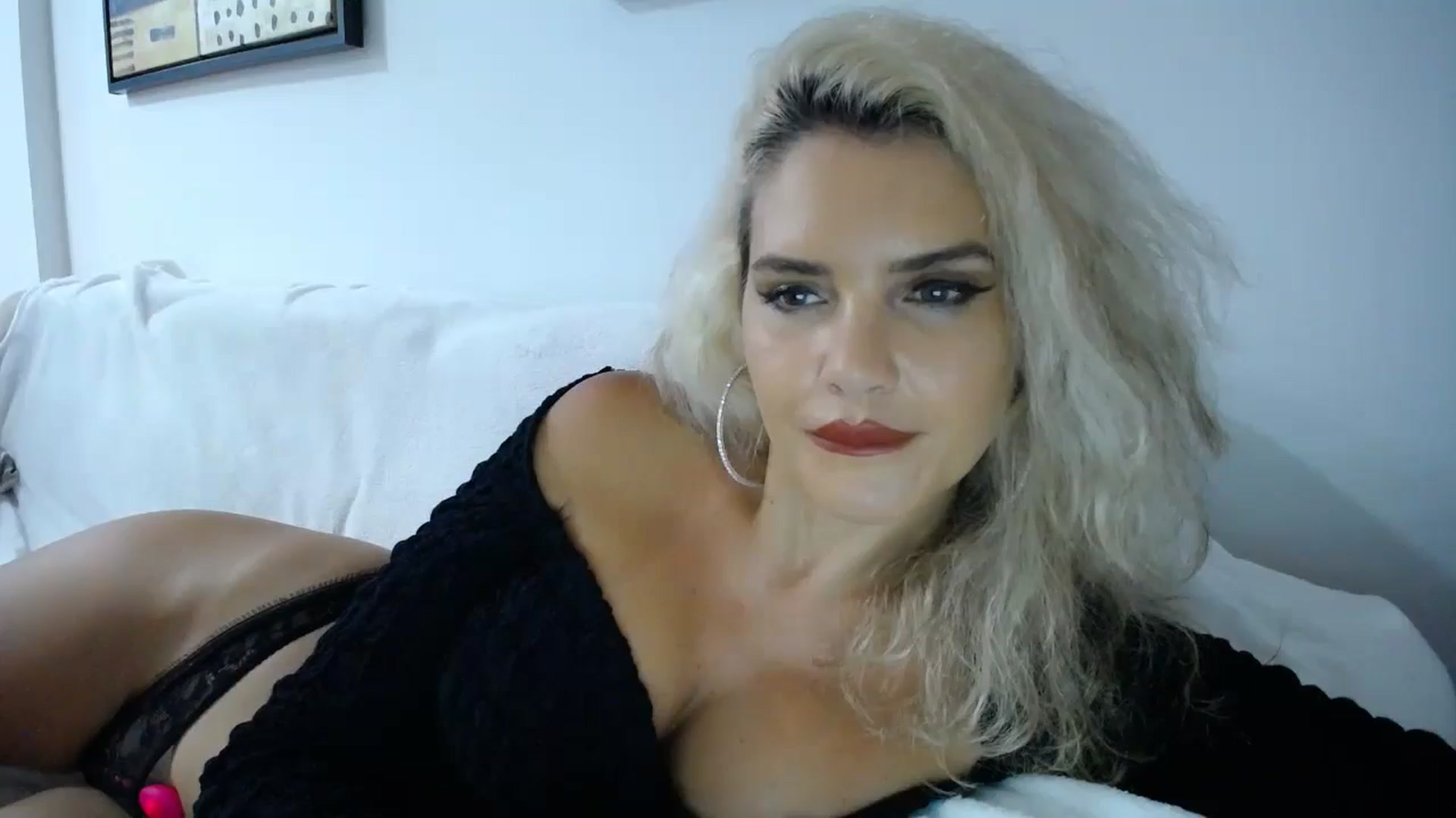Gallery image thumbnail from Klarita_'s myfreecams stream on, 10/14/2025, 23:06 image 15 of 20