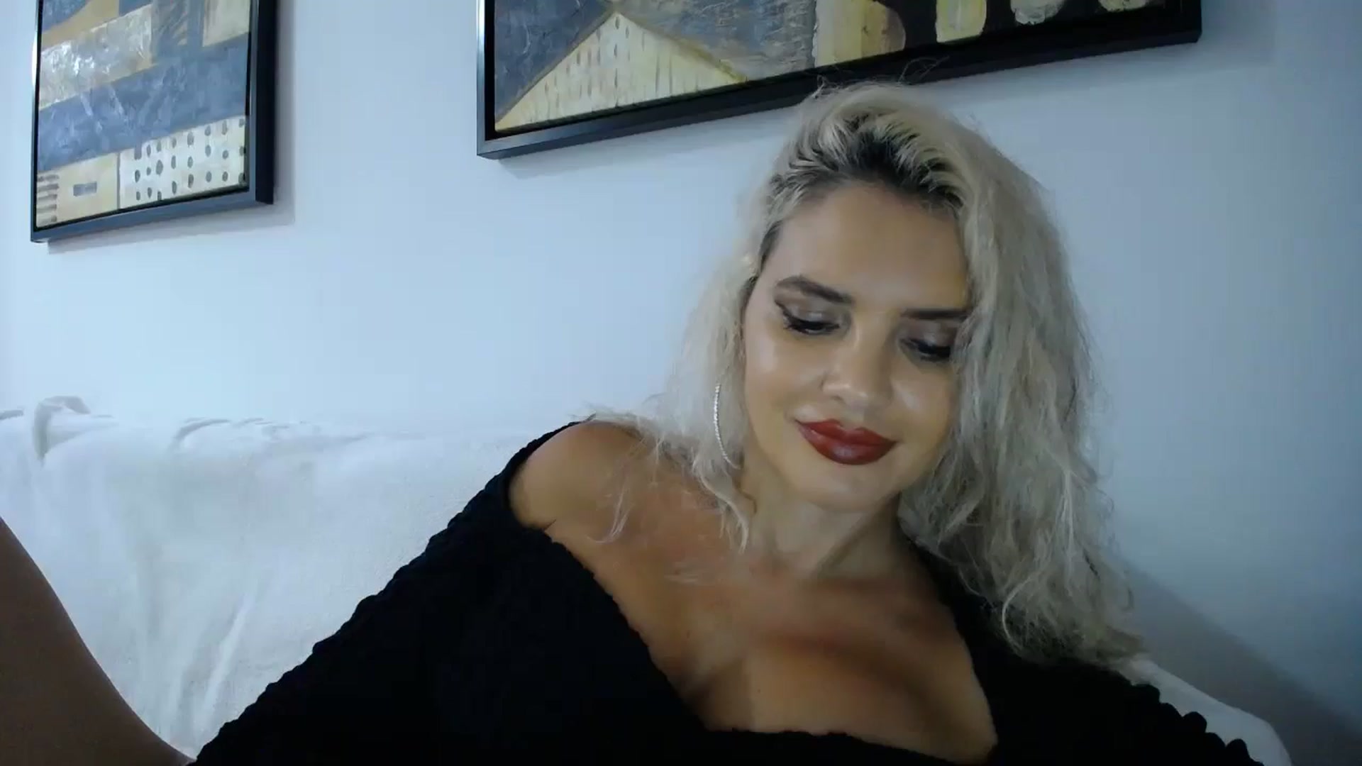 Gallery image thumbnail from Klarita_'s myfreecams stream on, 10/14/2025, 23:06 image 1 of 20