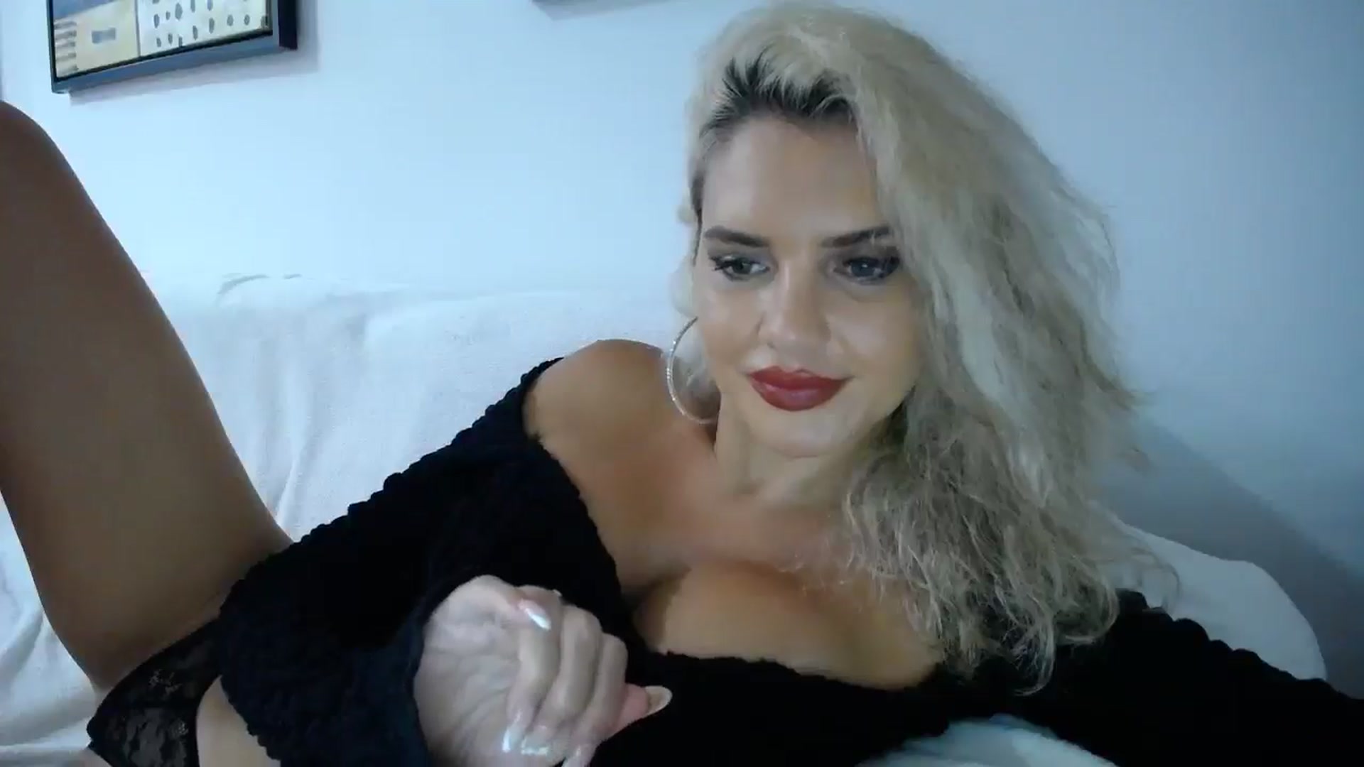 Gallery image thumbnail from Klarita_'s myfreecams stream on, 10/14/2025, 23:06 image 18 of 20