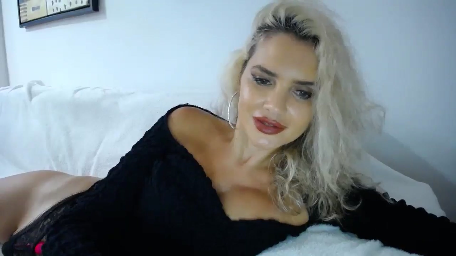 Gallery image thumbnail from Klarita_'s myfreecams stream on, 10/14/2025, 23:06 image 7 of 20