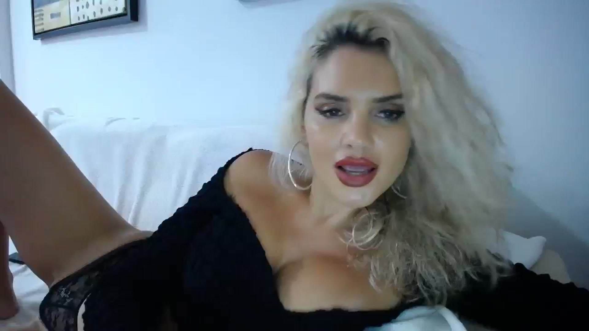 Gallery image thumbnail from Klarita_'s myfreecams stream on, 10/15/2025, 24:02 image 15 of 20