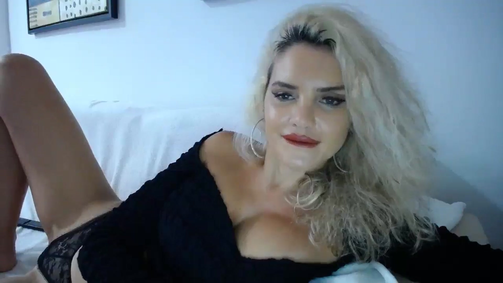Gallery image thumbnail from Klarita_'s myfreecams stream on, 10/15/2025, 24:02 image 14 of 20