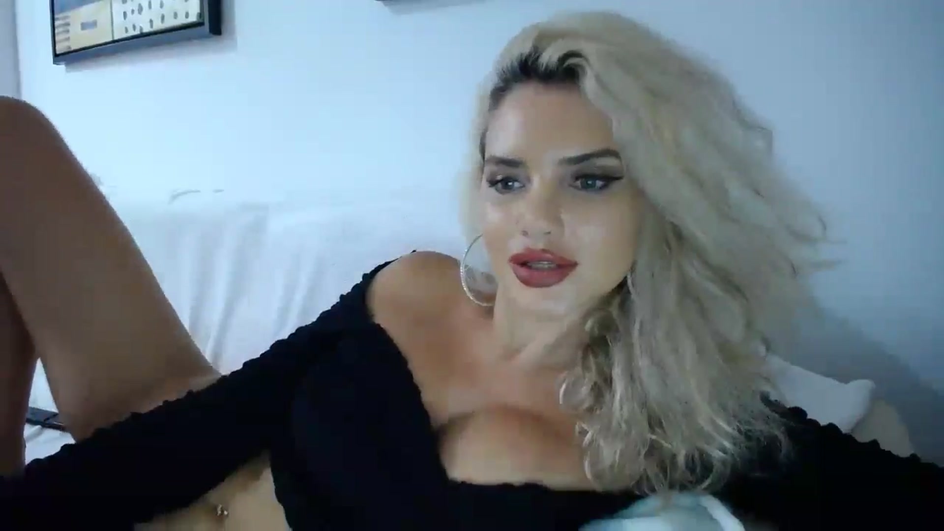 Gallery image thumbnail from Klarita_'s myfreecams stream on, 10/15/2025, 24:02 image 19 of 20