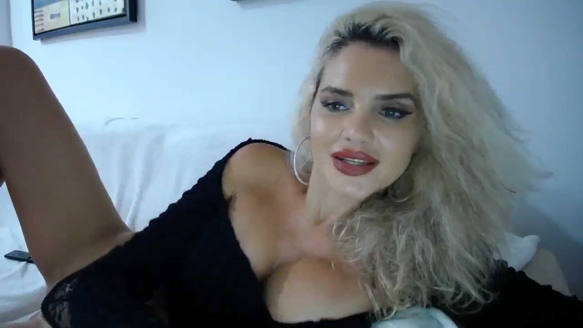 Gallery image thumbnail from Klarita_'s myfreecams stream on, 10/15/2025, 24:02 image 3 of 20