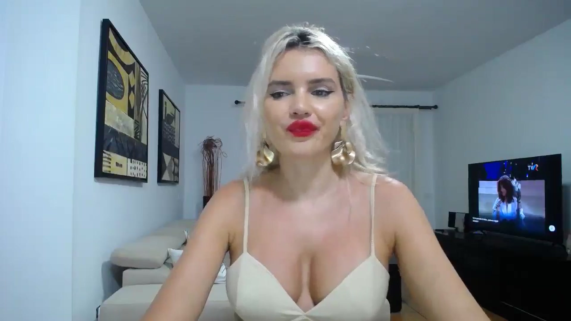 Gallery image thumbnail from Klarita_'s myfreecams stream on, 10/15/2025, 23:33 image 16 of 20