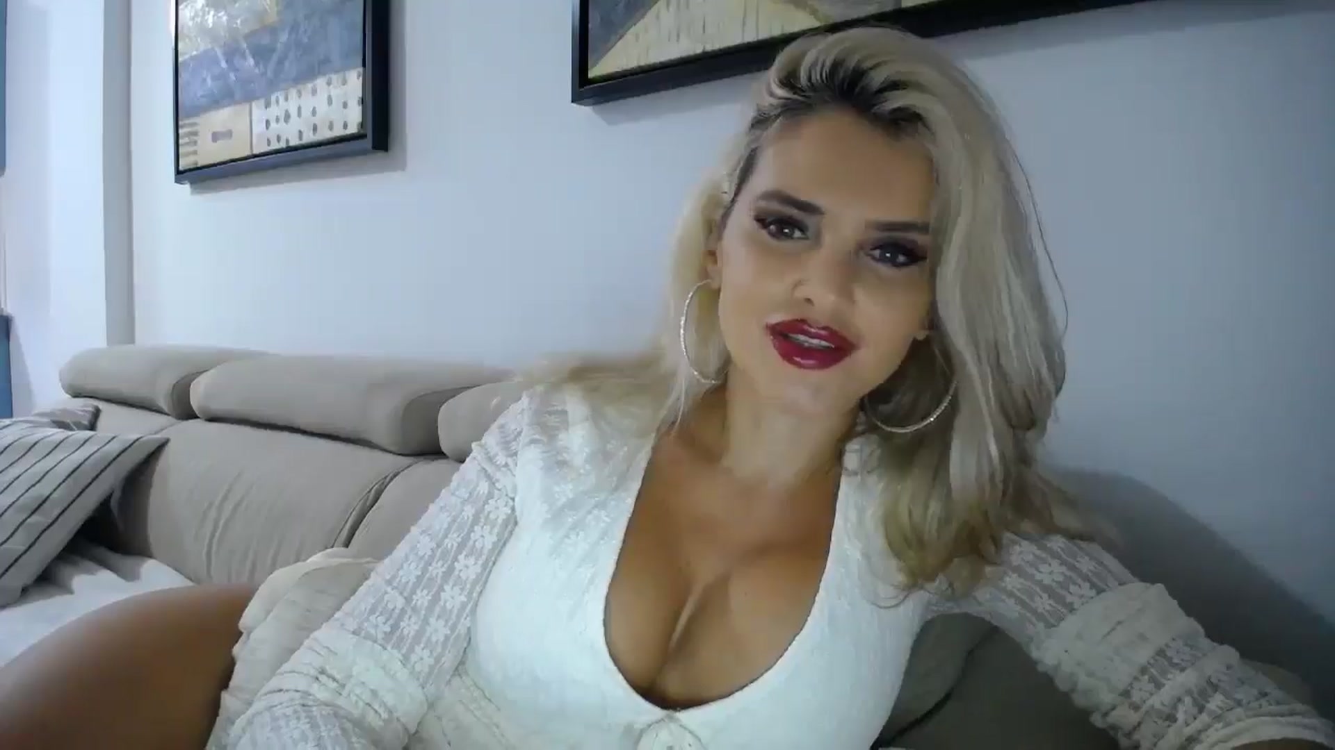 Gallery image thumbnail from Klarita_'s myfreecams stream on, 10/17/2025, 21:26 image 5 of 20