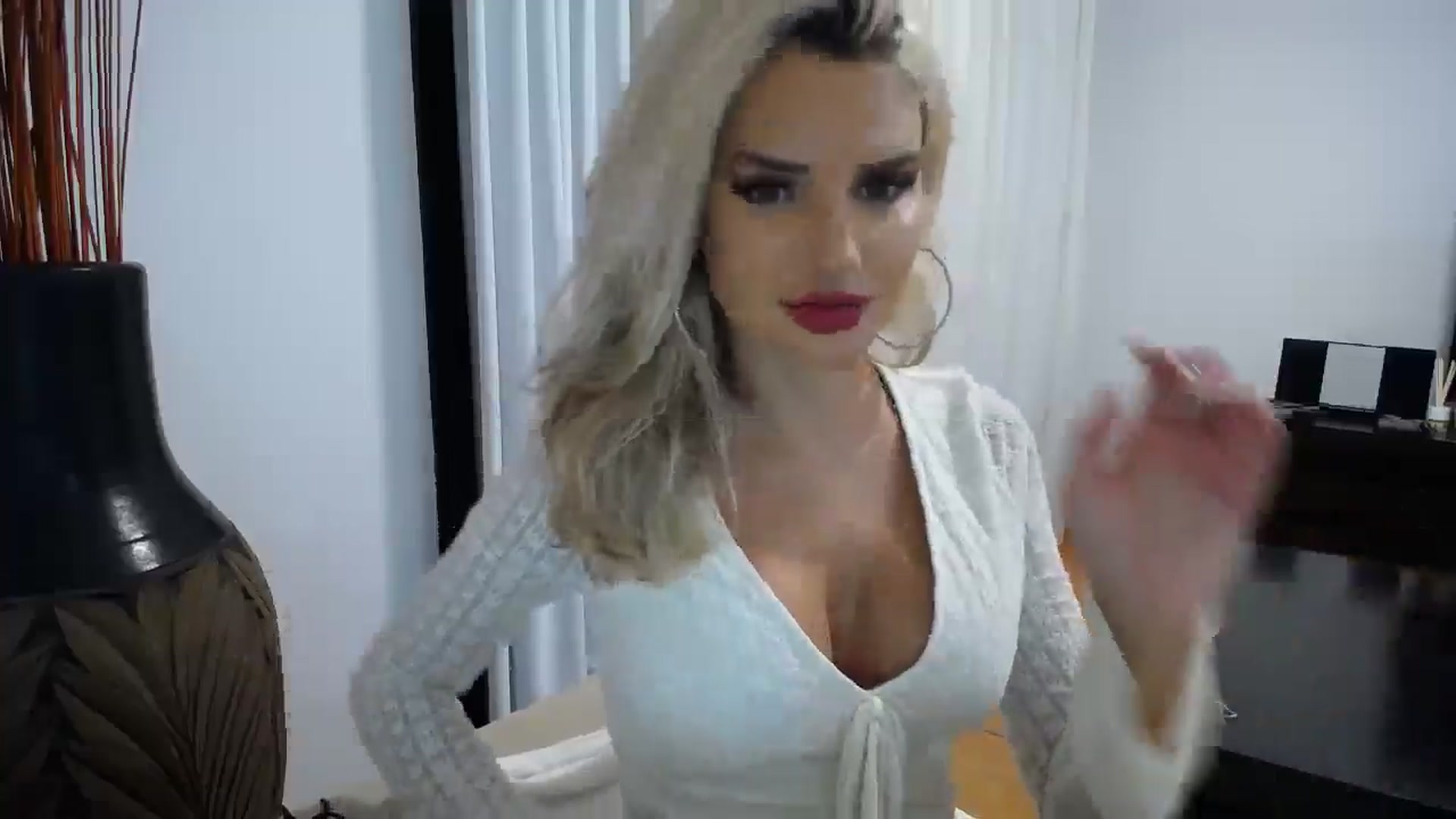 Gallery image thumbnail from Klarita_'s myfreecams stream on, 10/18/2025, 02:10 image 5 of 20