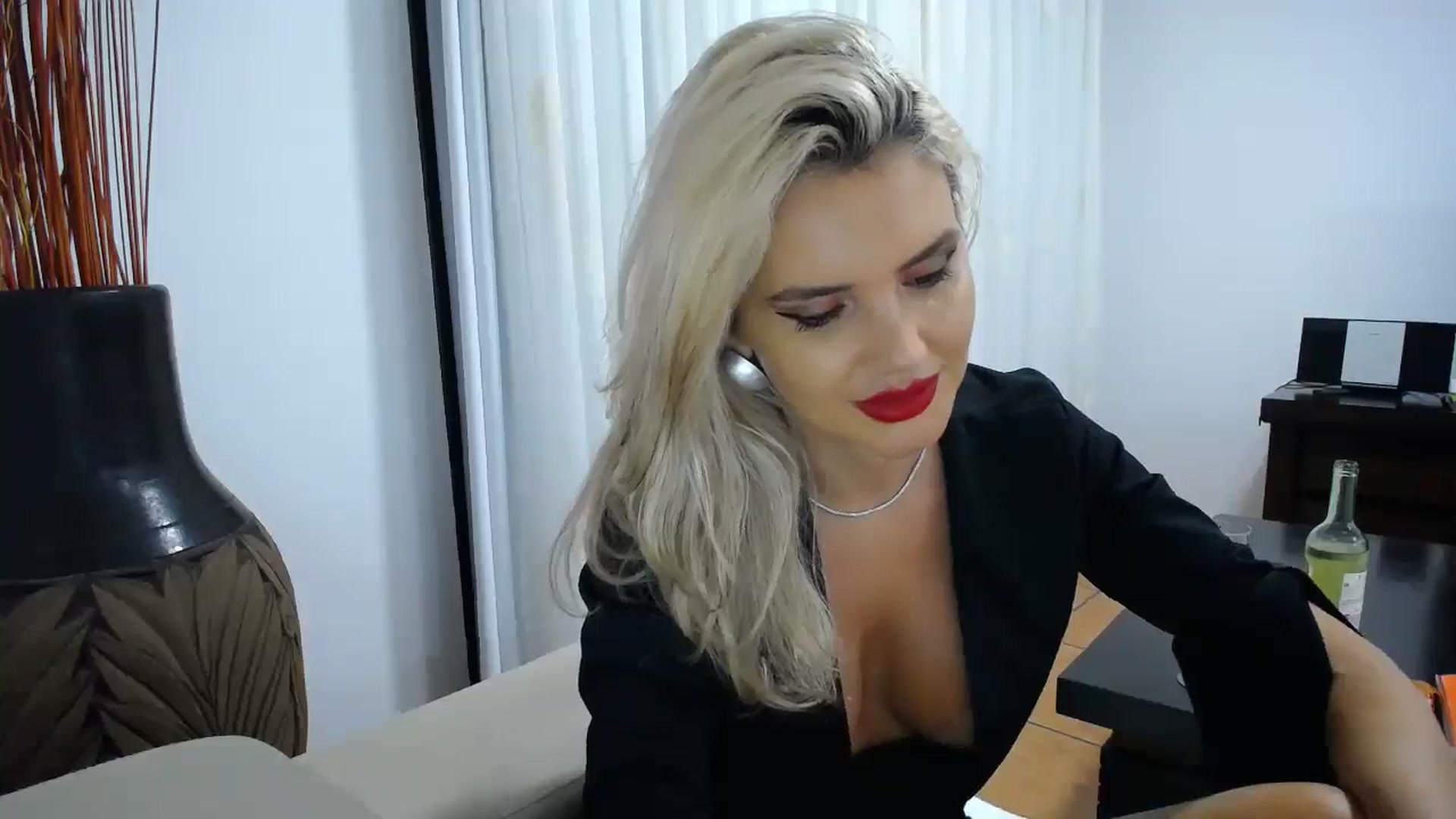 Gallery image thumbnail from Klarita_'s myfreecams stream on, 10/19/2025, 21:19 image 19 of 20