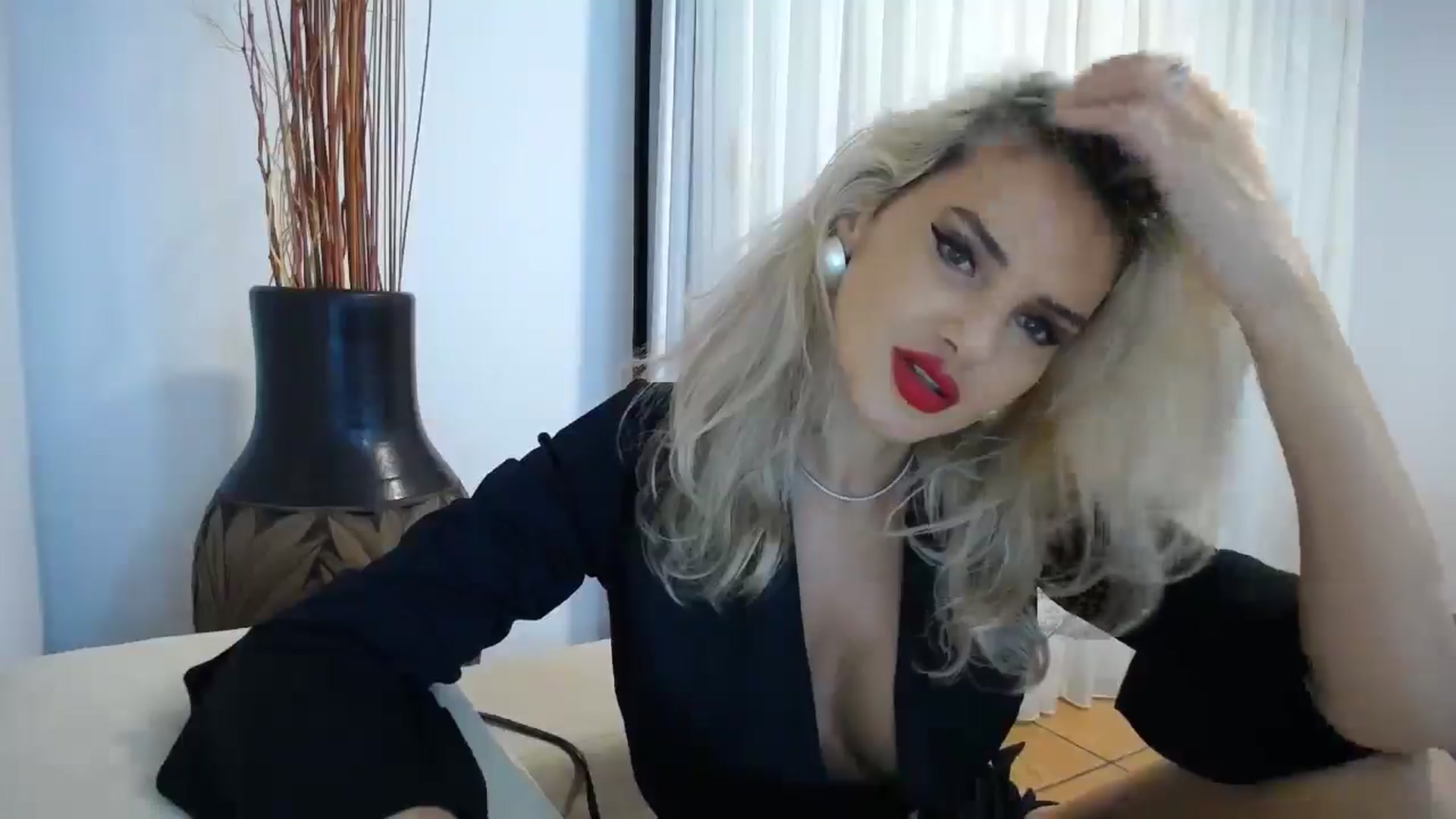 Gallery image thumbnail from Klarita_'s myfreecams stream on, 10/19/2025, 21:19 image 2 of 20