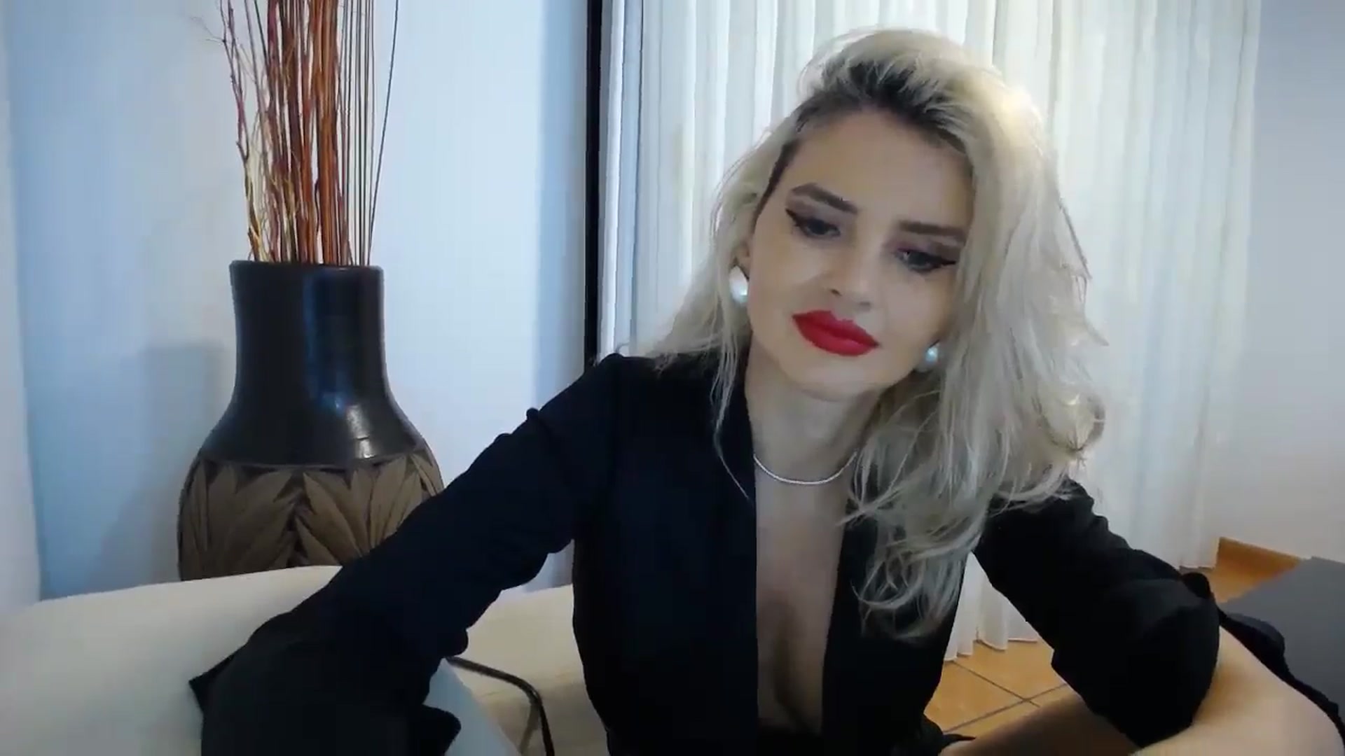 Gallery image thumbnail from Klarita_'s myfreecams stream on, 10/19/2025, 21:19 image 3 of 20