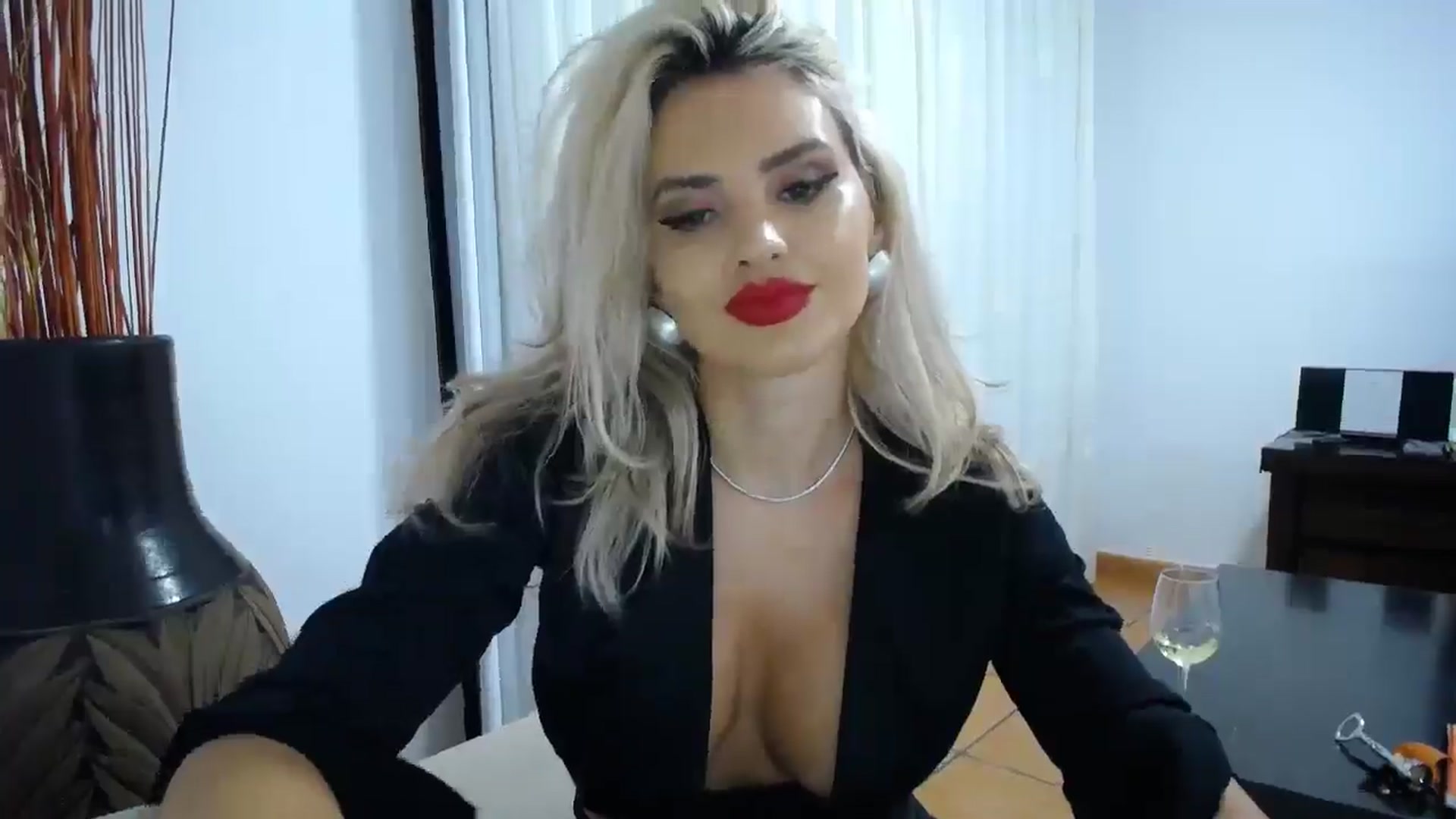 Gallery image thumbnail from Klarita_'s myfreecams stream on, 10/19/2025, 21:19 image 14 of 20