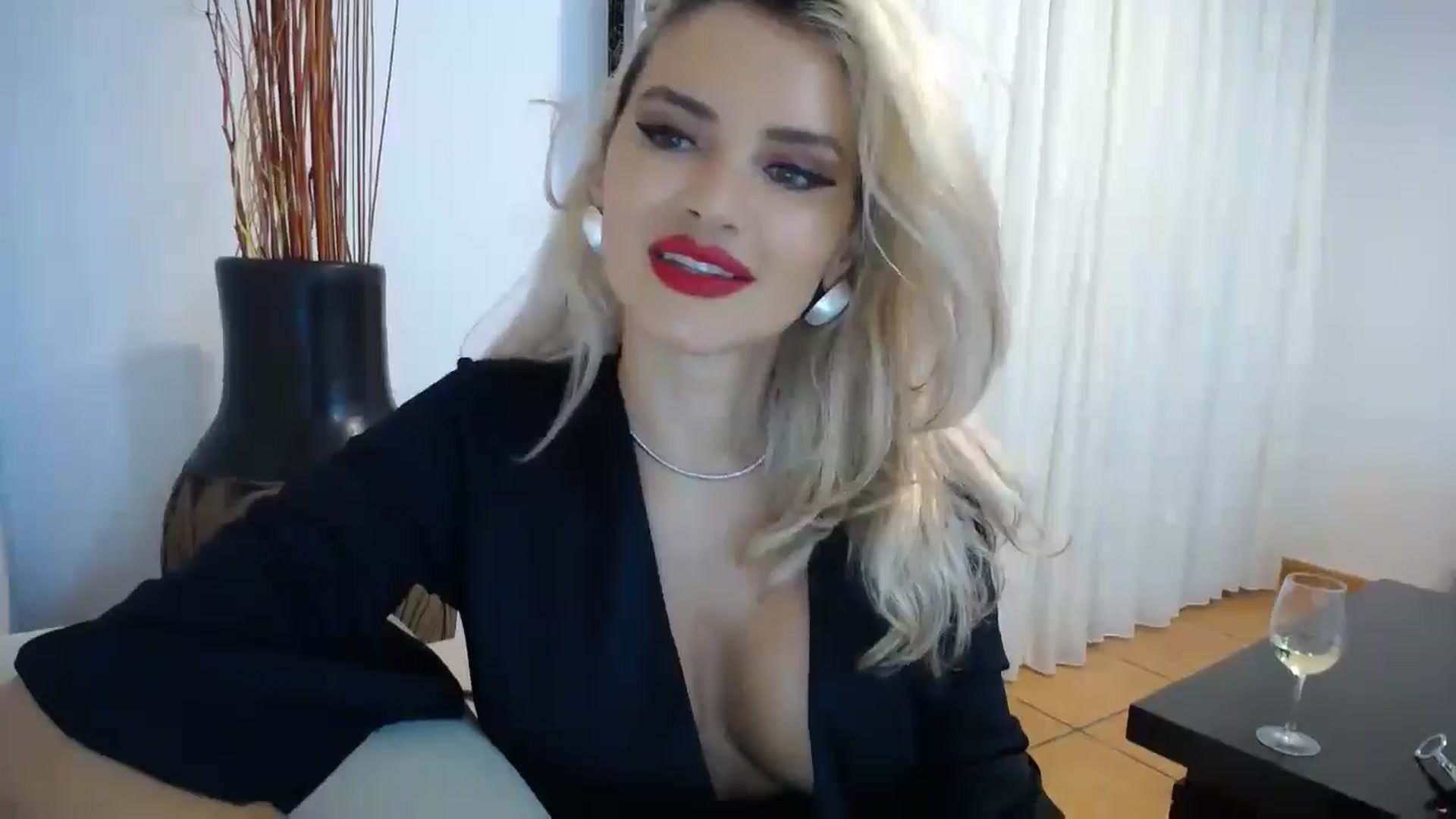 Gallery image thumbnail from Klarita_'s myfreecams stream on, 10/19/2025, 21:19 image 7 of 20