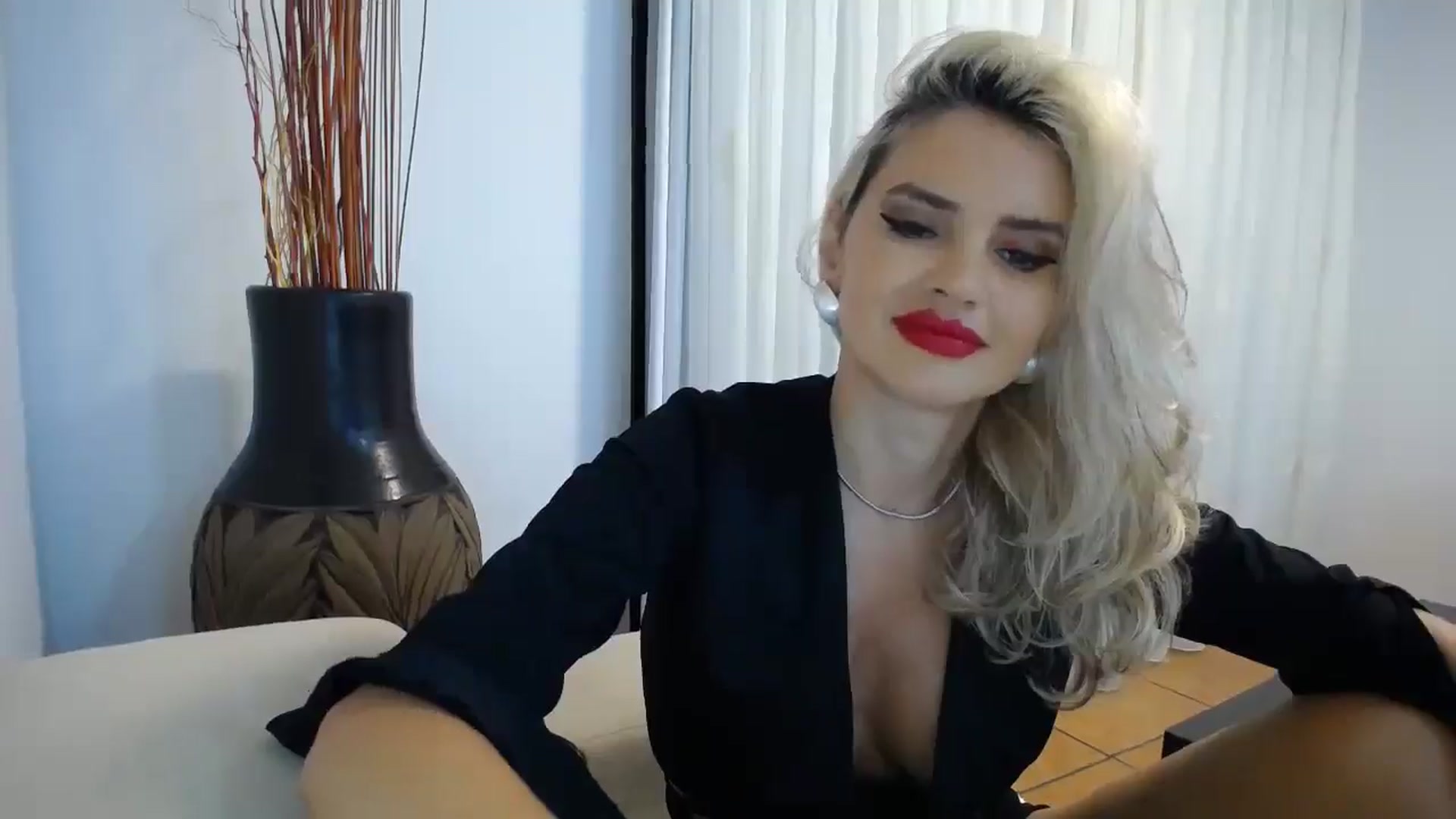 Gallery image thumbnail from Klarita_'s myfreecams stream on, 10/19/2025, 21:19 image 4 of 20