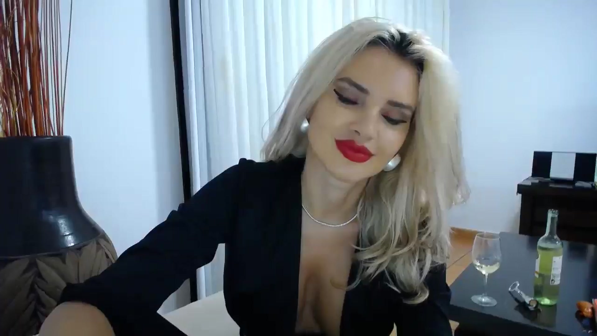 Gallery image thumbnail from Klarita_'s myfreecams stream on, 10/19/2025, 21:19 image 15 of 20