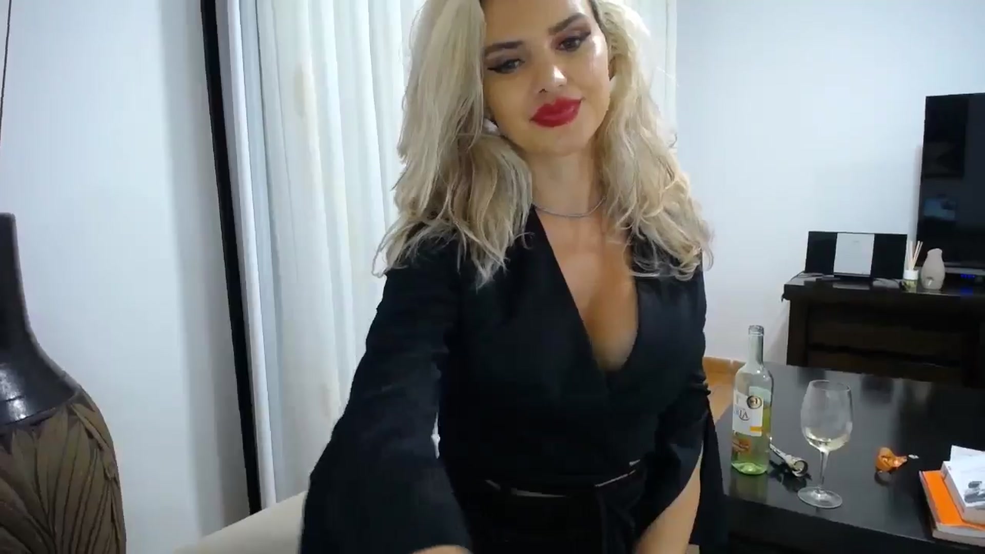 Gallery image thumbnail from Klarita_'s myfreecams stream on, 10/19/2025, 23:50 image 17 of 20