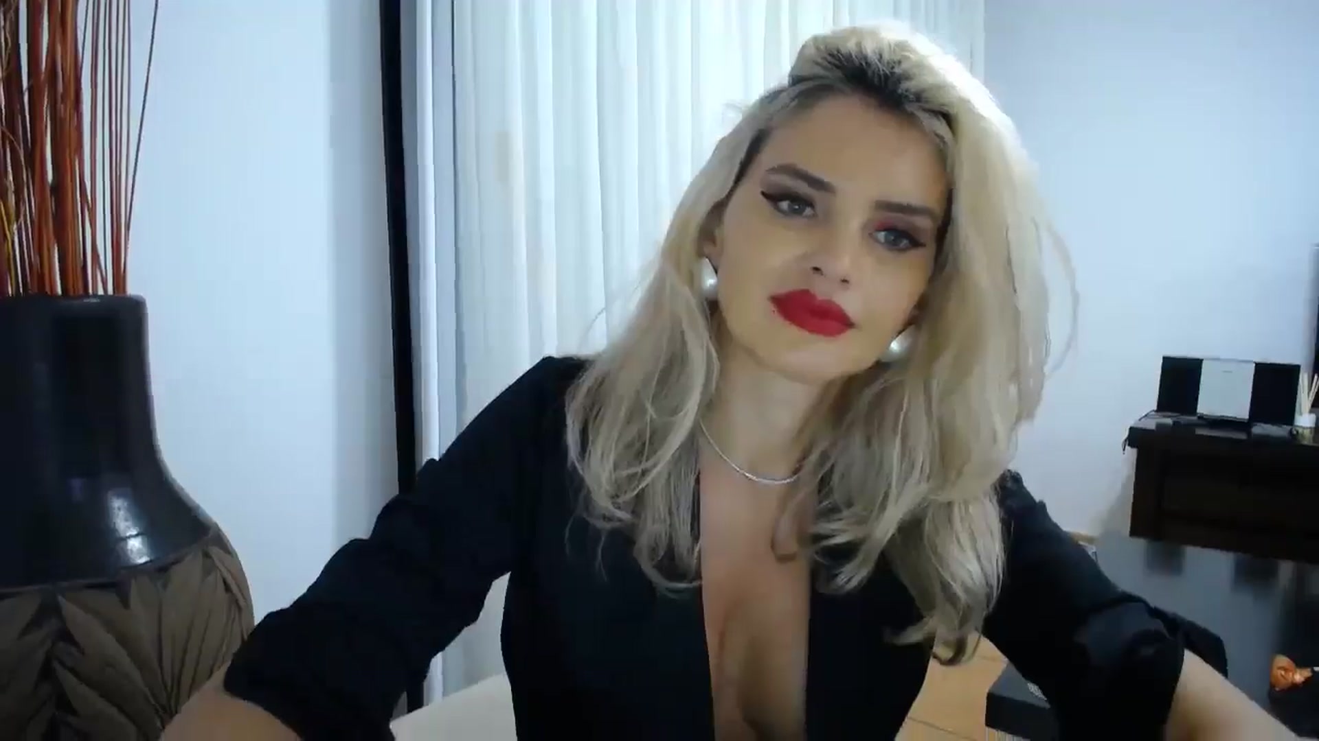 Gallery image thumbnail from Klarita_'s myfreecams stream on, 10/19/2025, 23:50 image 8 of 20