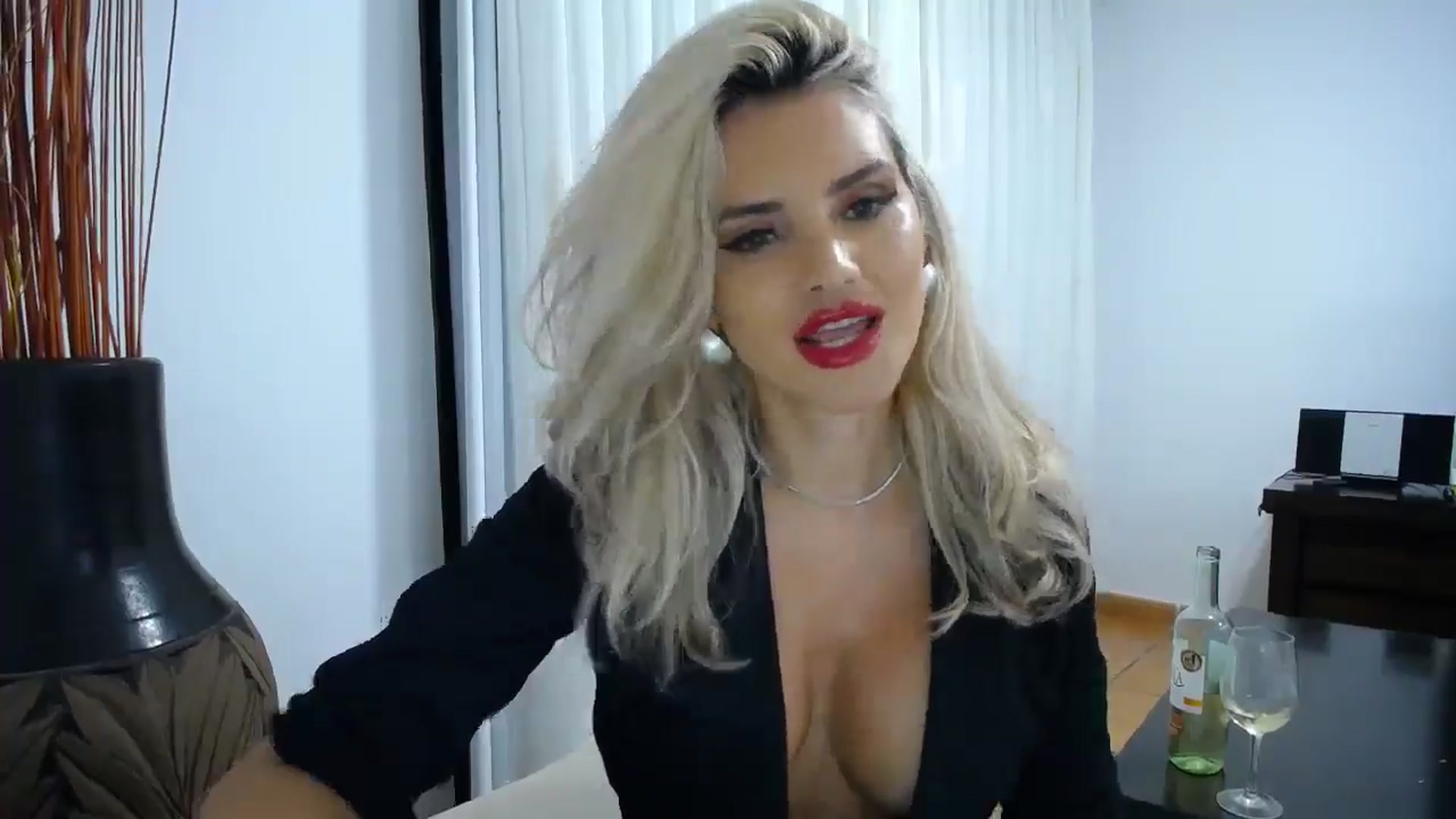 Gallery image thumbnail from Klarita_'s myfreecams stream on, 10/20/2025, 01:13 image 4 of 20