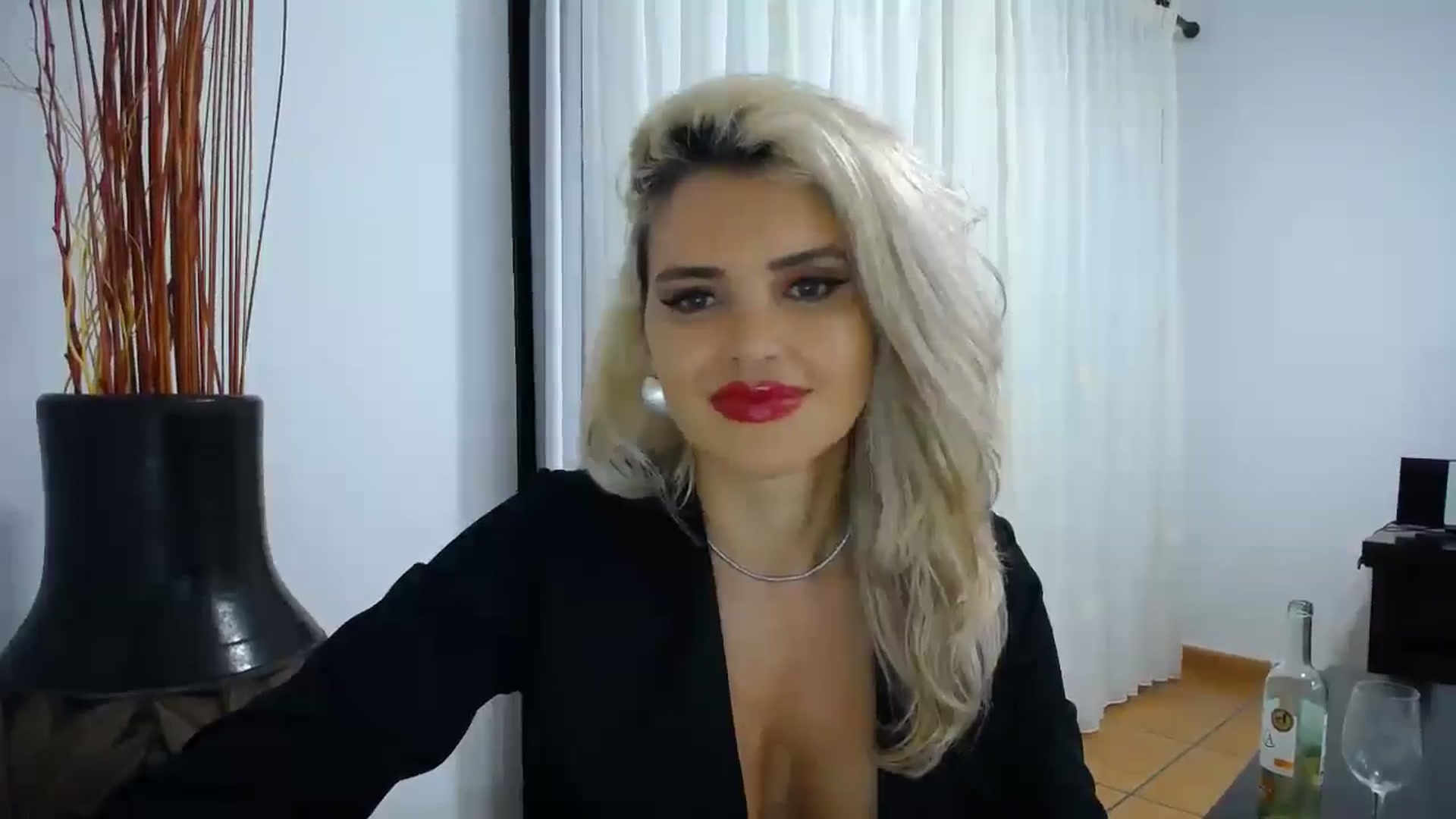 Gallery image thumbnail from Klarita_'s myfreecams stream on, 10/20/2025, 01:13 image 10 of 20