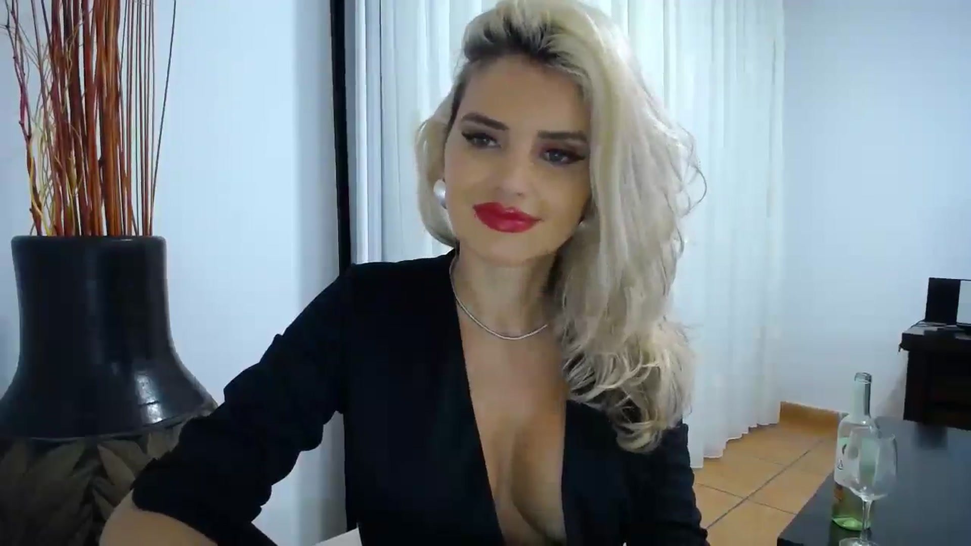 Gallery image thumbnail from Klarita_'s myfreecams stream on, 10/20/2025, 01:13 image 8 of 20