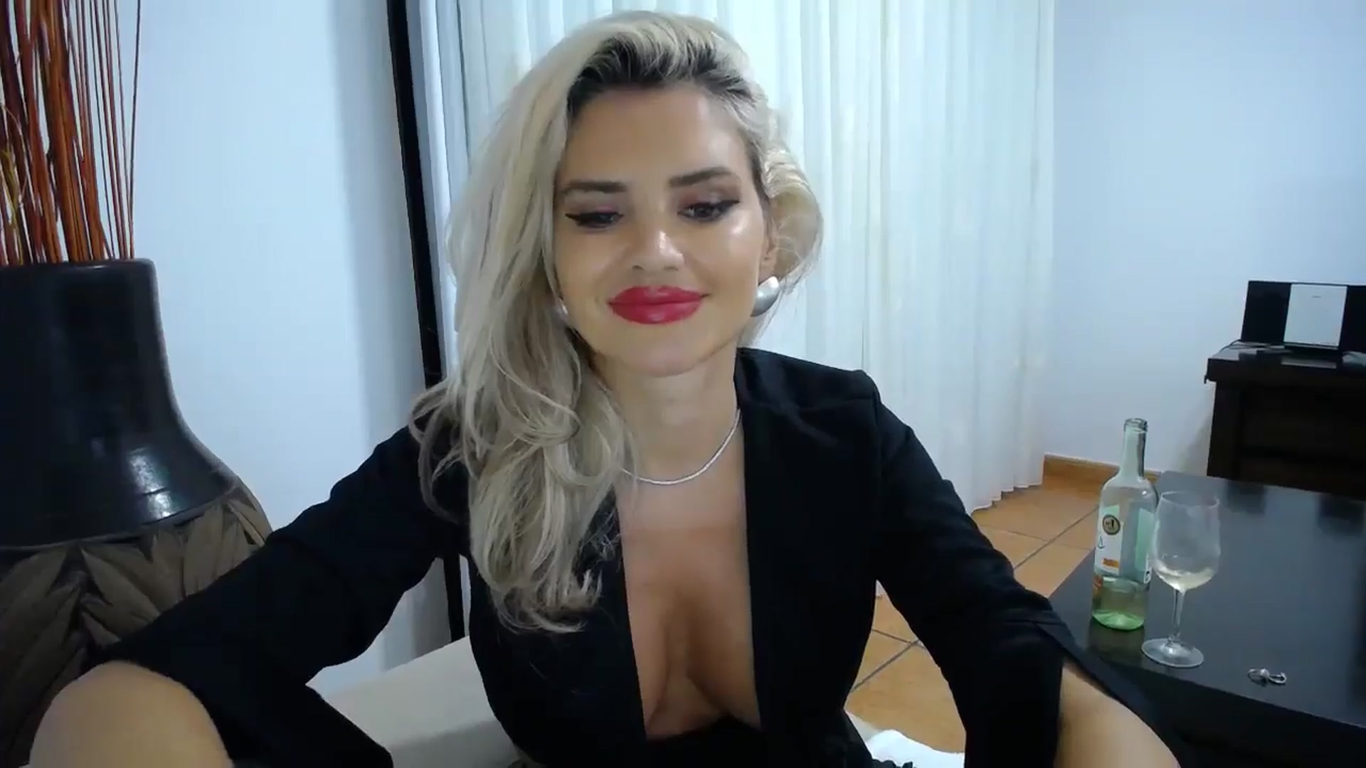 Gallery image thumbnail from Klarita_'s myfreecams stream on, 10/20/2025, 02:00 image 7 of 20