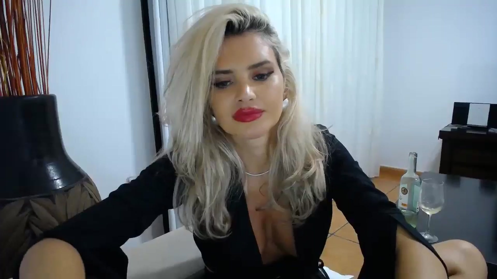 Gallery image thumbnail from Klarita_'s myfreecams stream on, 10/20/2025, 02:00 image 6 of 20