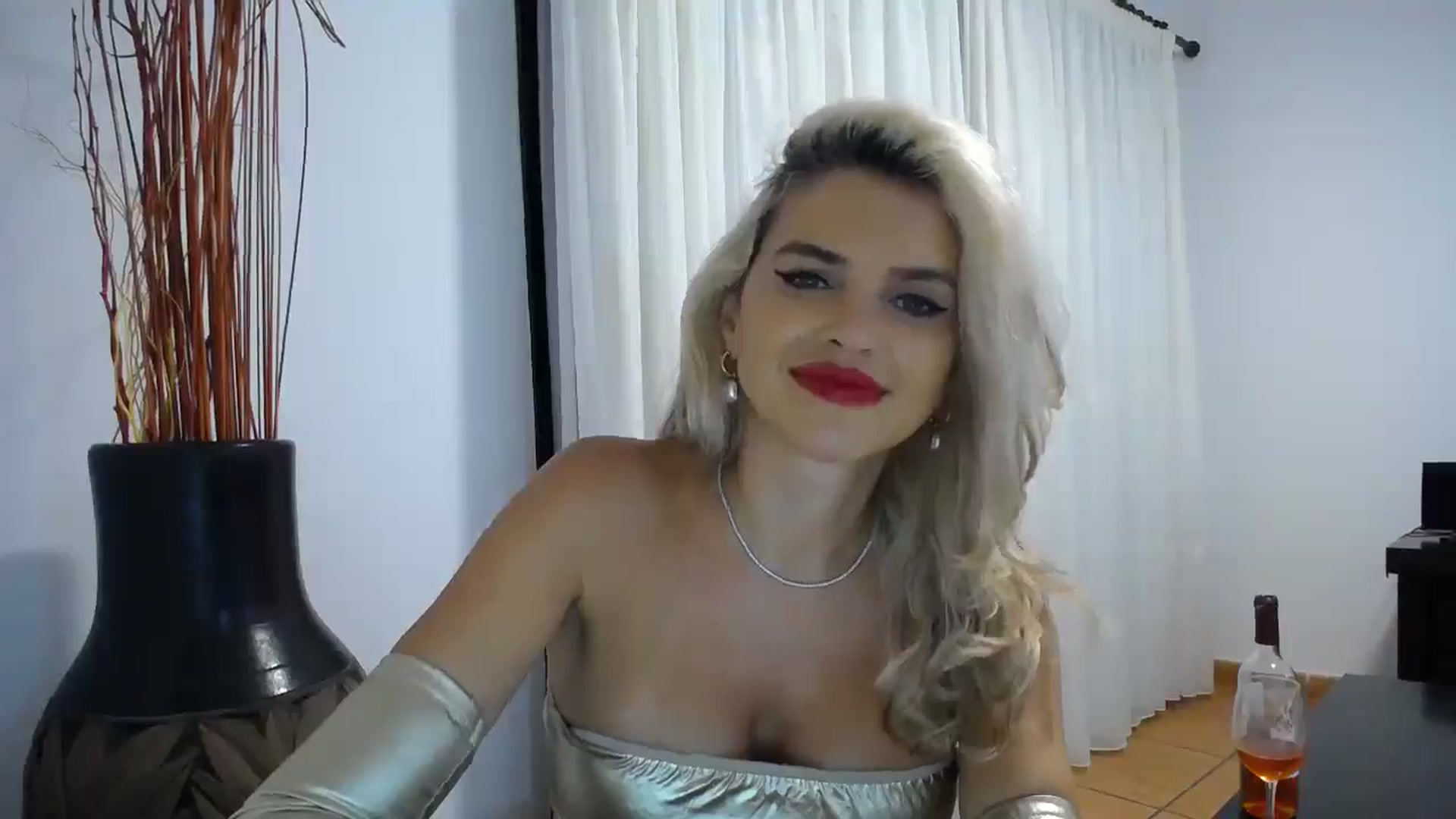 Gallery image thumbnail from Klarita_'s myfreecams stream on, 10/21/2025, 22:37 image 8 of 20