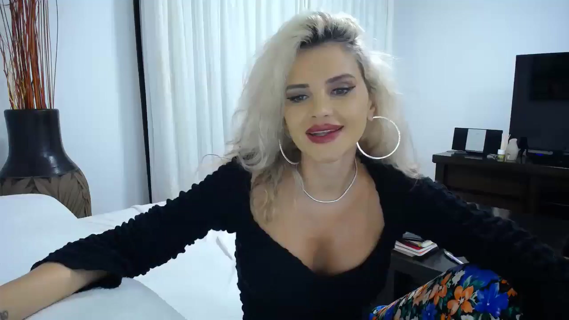 Gallery image thumbnail from Klarita_'s myfreecams stream on, 10/22/2025, 23:32 image 6 of 20