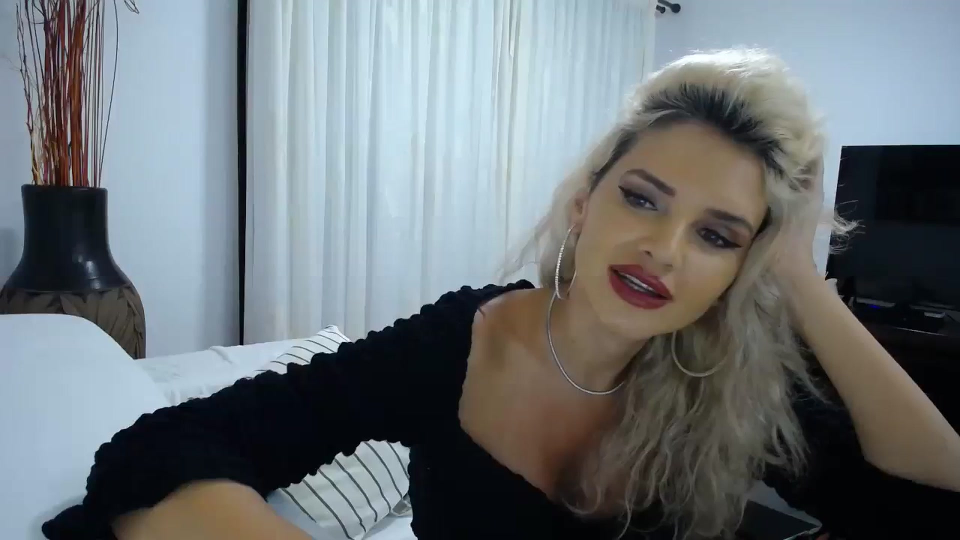Gallery image thumbnail from Klarita_'s myfreecams stream on, 10/22/2025, 23:32 image 5 of 20