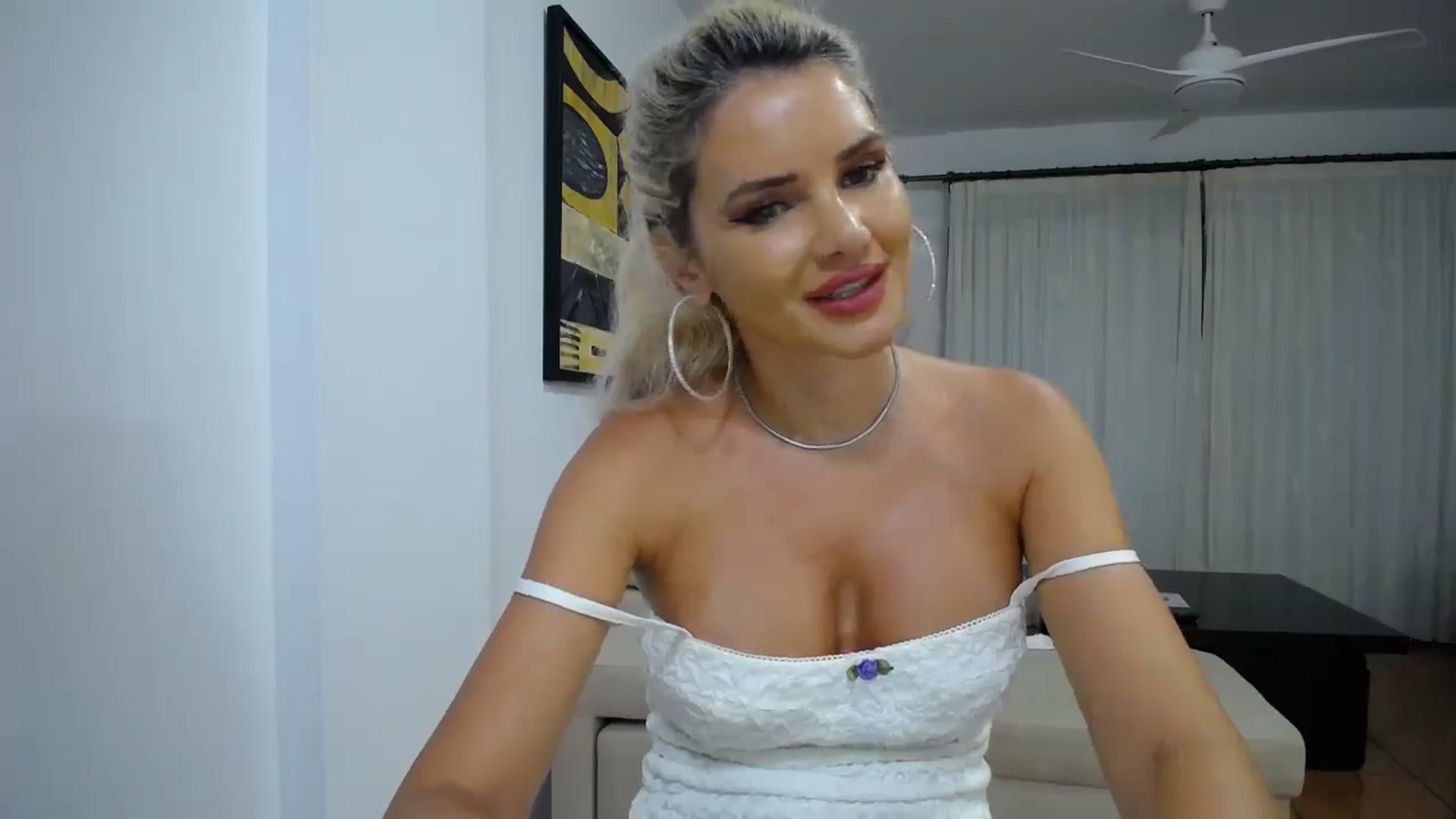 Gallery image thumbnail from Klarita_'s myfreecams stream on, 10/23/2025, 24:25 image 15 of 20