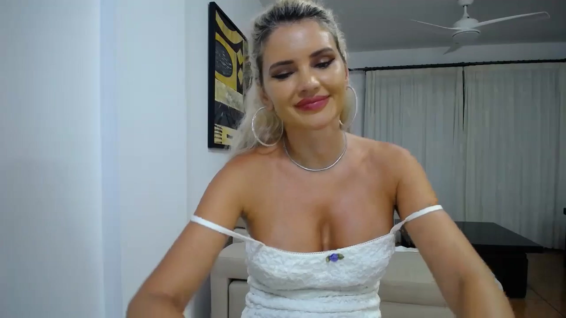Gallery image thumbnail from Klarita_'s myfreecams stream on, 10/23/2025, 24:25 image 14 of 20