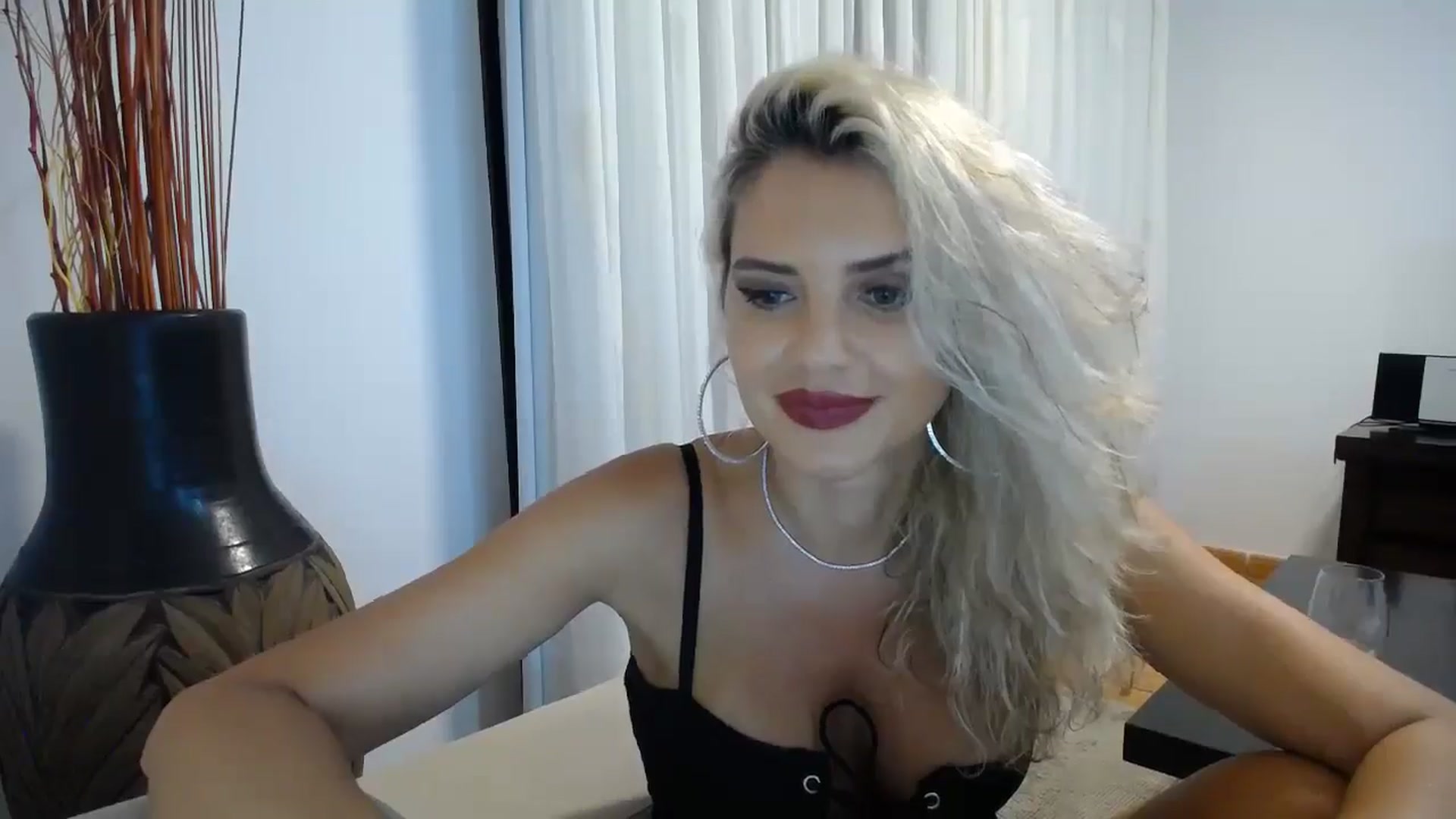 Gallery image thumbnail from Klarita_'s myfreecams stream on, 10/25/2025, 24:29 image 14 of 20