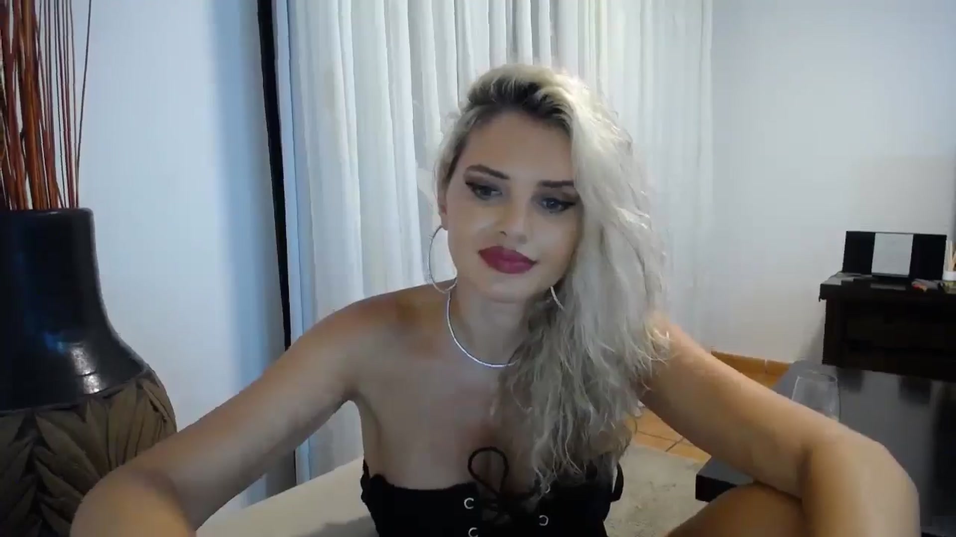 Gallery image thumbnail from Klarita_'s myfreecams stream on, 10/25/2025, 24:29 image 19 of 20