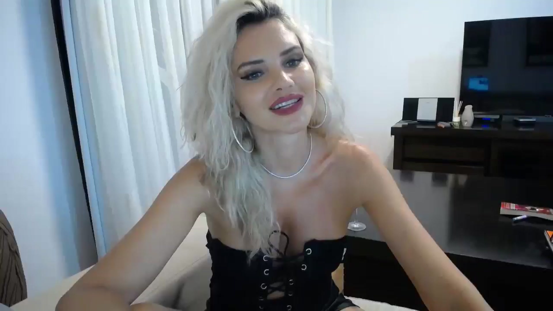 Gallery image thumbnail from Klarita_'s myfreecams stream on, 10/25/2025, 24:36 image 8 of 20