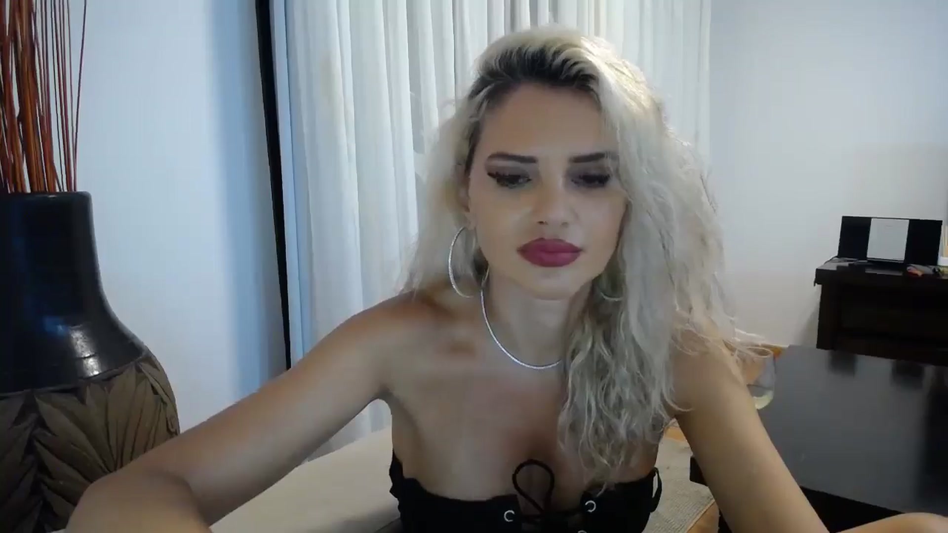 Gallery image thumbnail from Klarita_'s myfreecams stream on, 10/25/2025, 24:36 image 2 of 20
