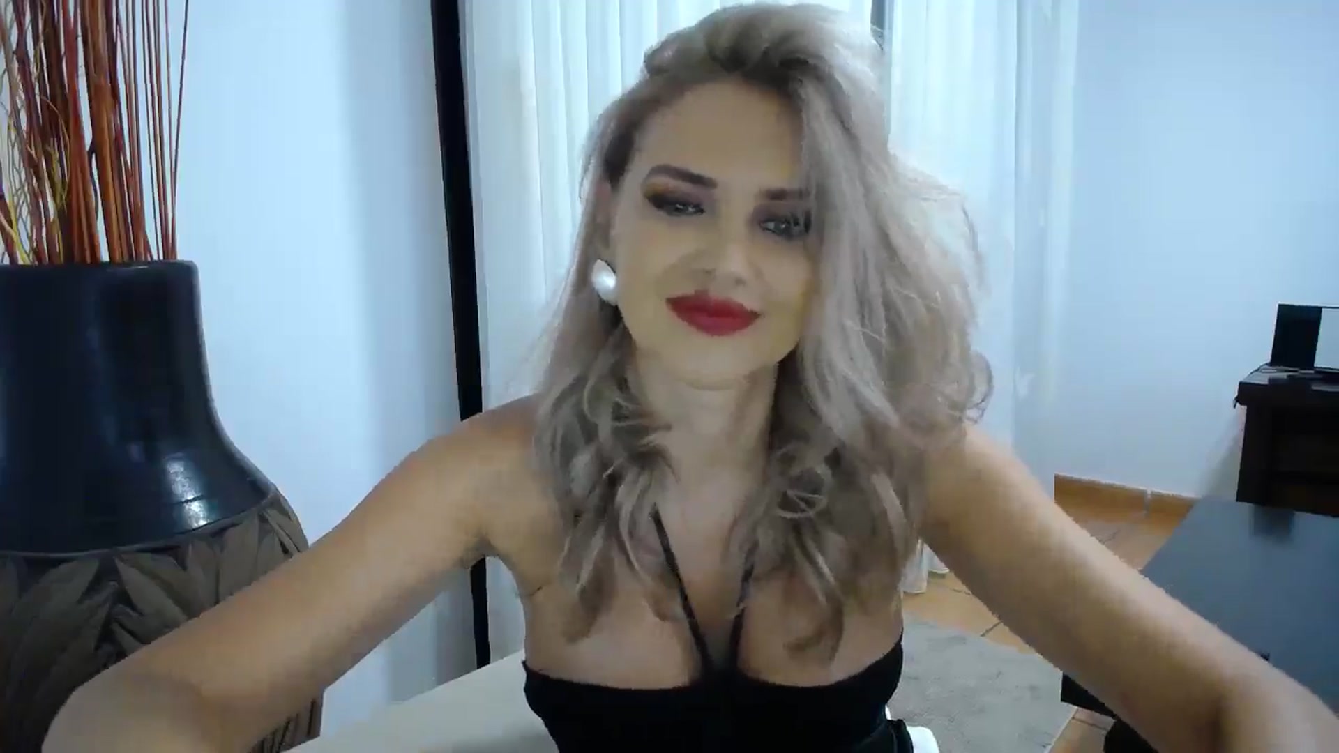 Gallery image thumbnail from Klarita_'s myfreecams stream on, 10/30/2025, 24:44 image 4 of 20