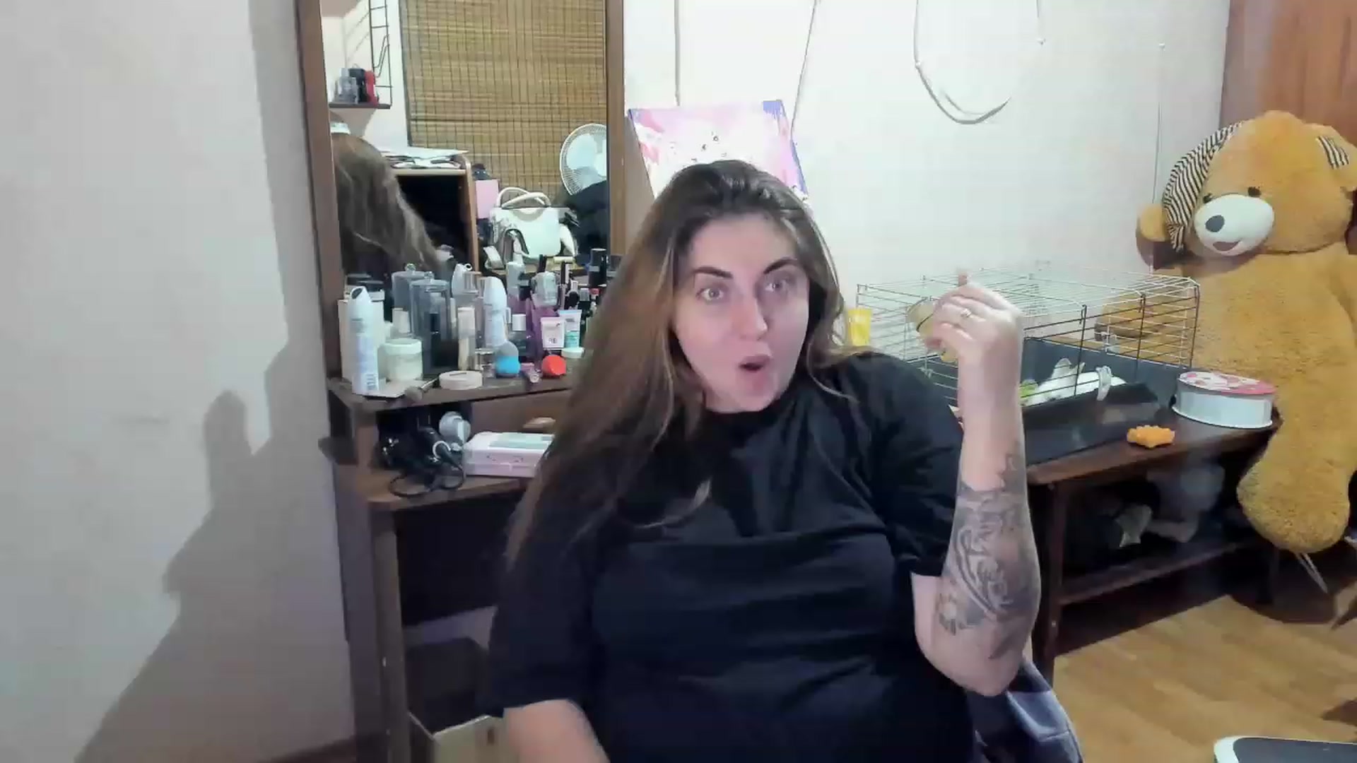Gallery image thumbnail from Klassy_Holls's myfreecams stream on, 12/24/2022, 23:26 image 3 of 20