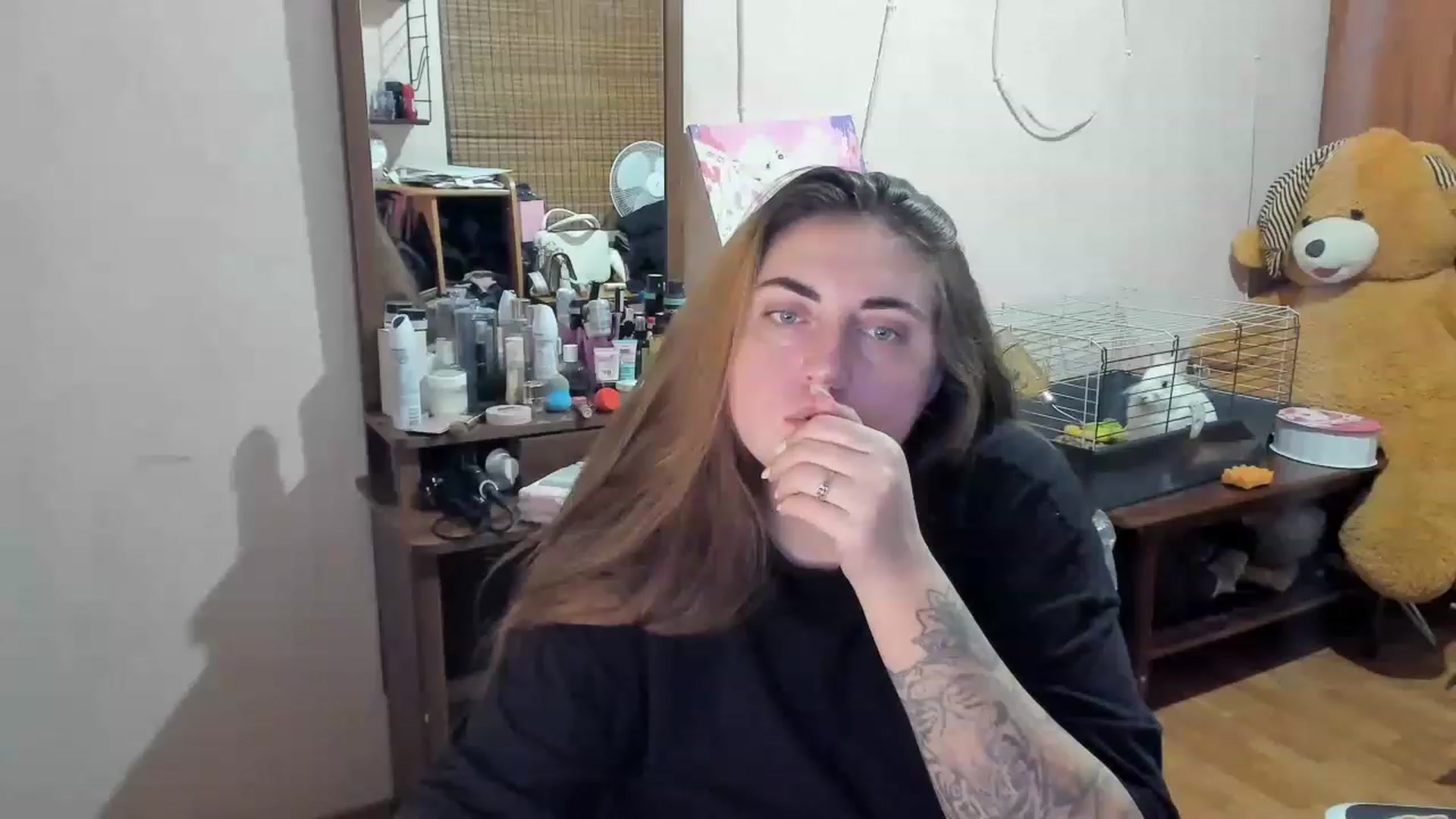 Gallery image thumbnail from Klassy_Holls's myfreecams stream on, 12/24/2022, 23:26 image 15 of 20