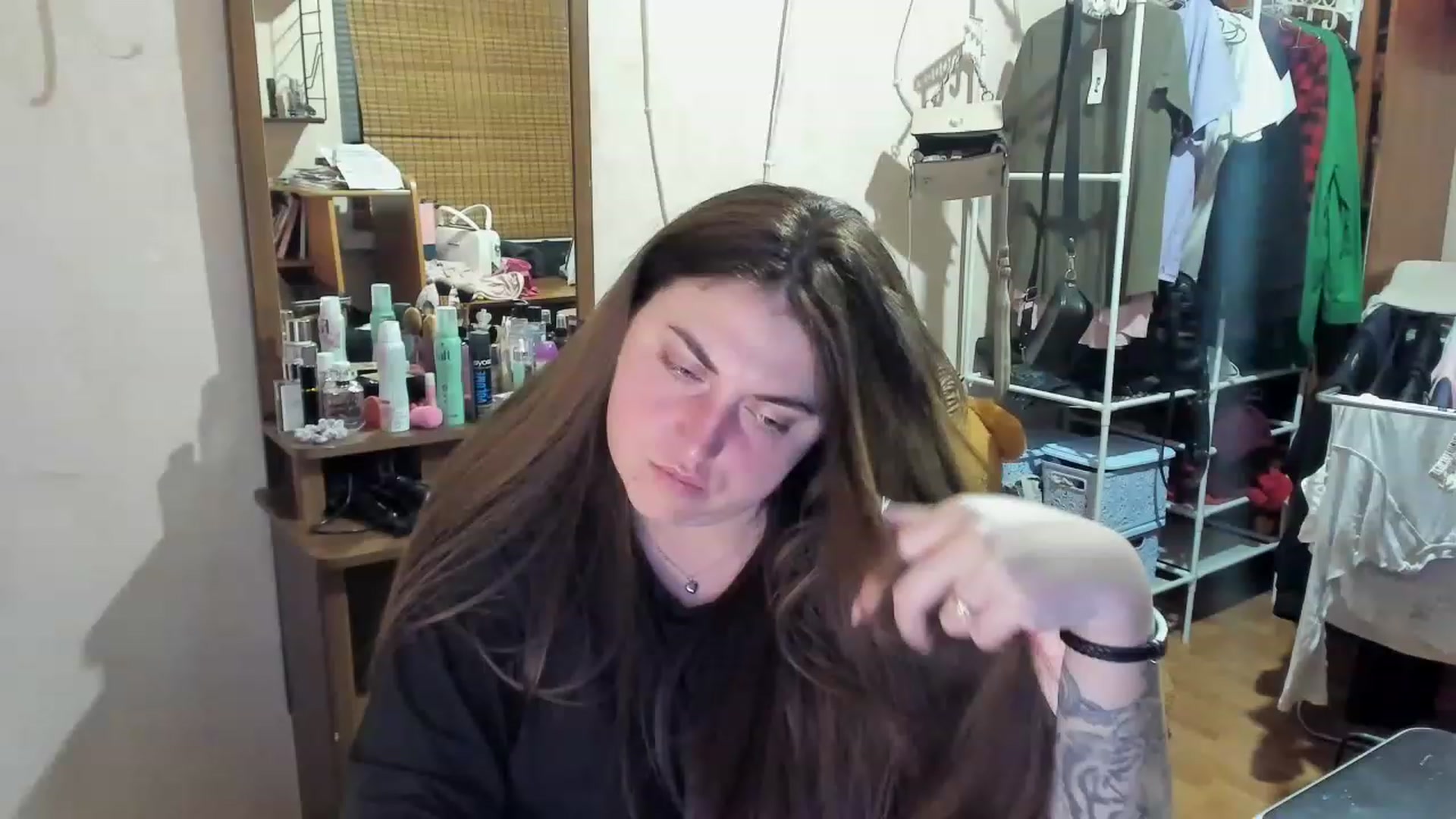 Gallery image thumbnail from Klassy_Holls's myfreecams stream on, 04/26/2023, 21:32 image 8 of 20