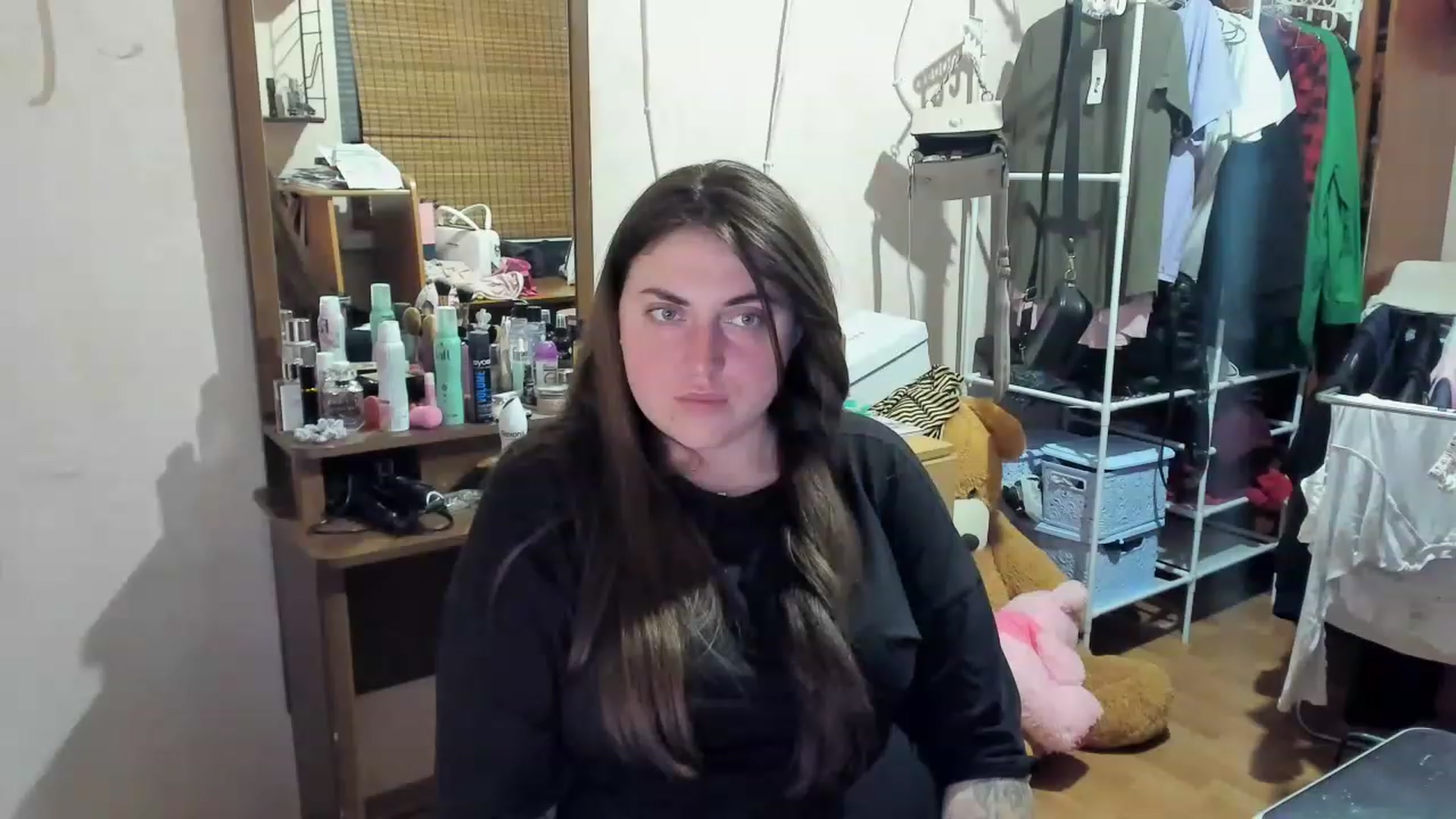 Gallery image thumbnail from Klassy_Holls's myfreecams stream on, 04/26/2023, 21:32 image 15 of 20